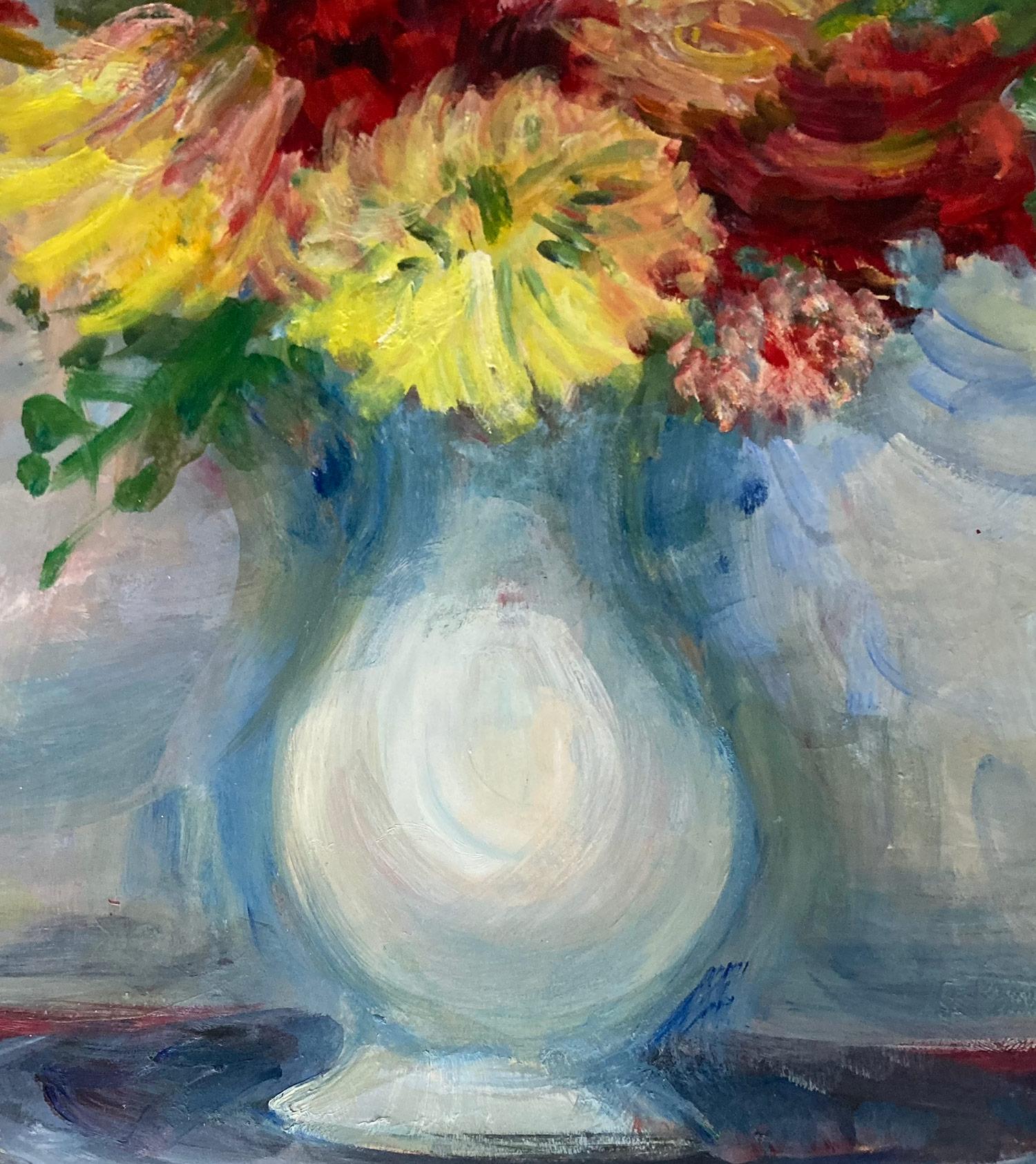 Ein charmantes Ölgemälde auf Papier, das ein buntes Blumenstillleben in einer weißen Vase auf einem Holztisch zeigt. Die abgebildeten Blumen sind ein bunter Strauß aus Nelken, Gänseblümchen, Grünzeug und roten Rosen.  Die leuchtenden Farben und die