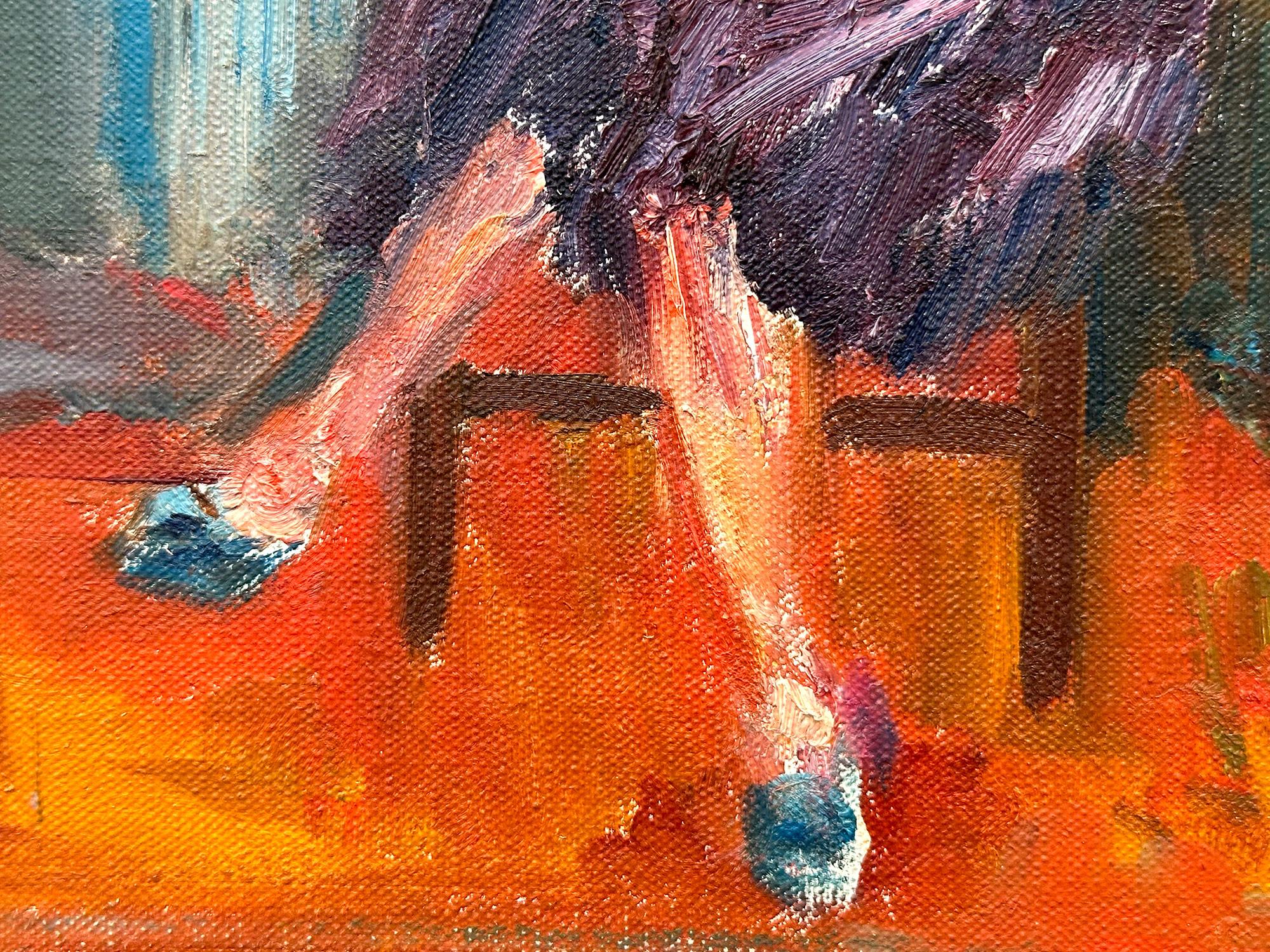 Charmante peinture à l'huile représentant une scène d'intérieur d'une femme élégante croisant les jambes, allongée sur une chaise.  Elle dégage un calme tandis que l'on sent la brise passer à travers les rideaux de la fenêtre. La cheminée et la