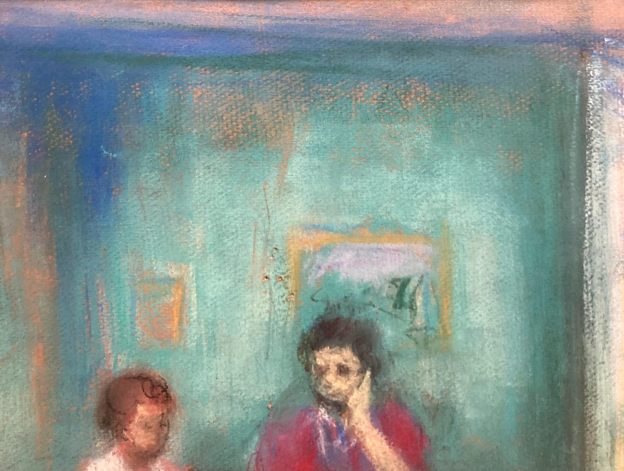 Una caprichosa escena de interior que representa a dos figuras en el salón con una persona mayor y un niño pequeño, tal vez padre e hijo, con una puerta abierta al fondo que muestra calles parisinas con una bandera de Francia. Los colores brillantes