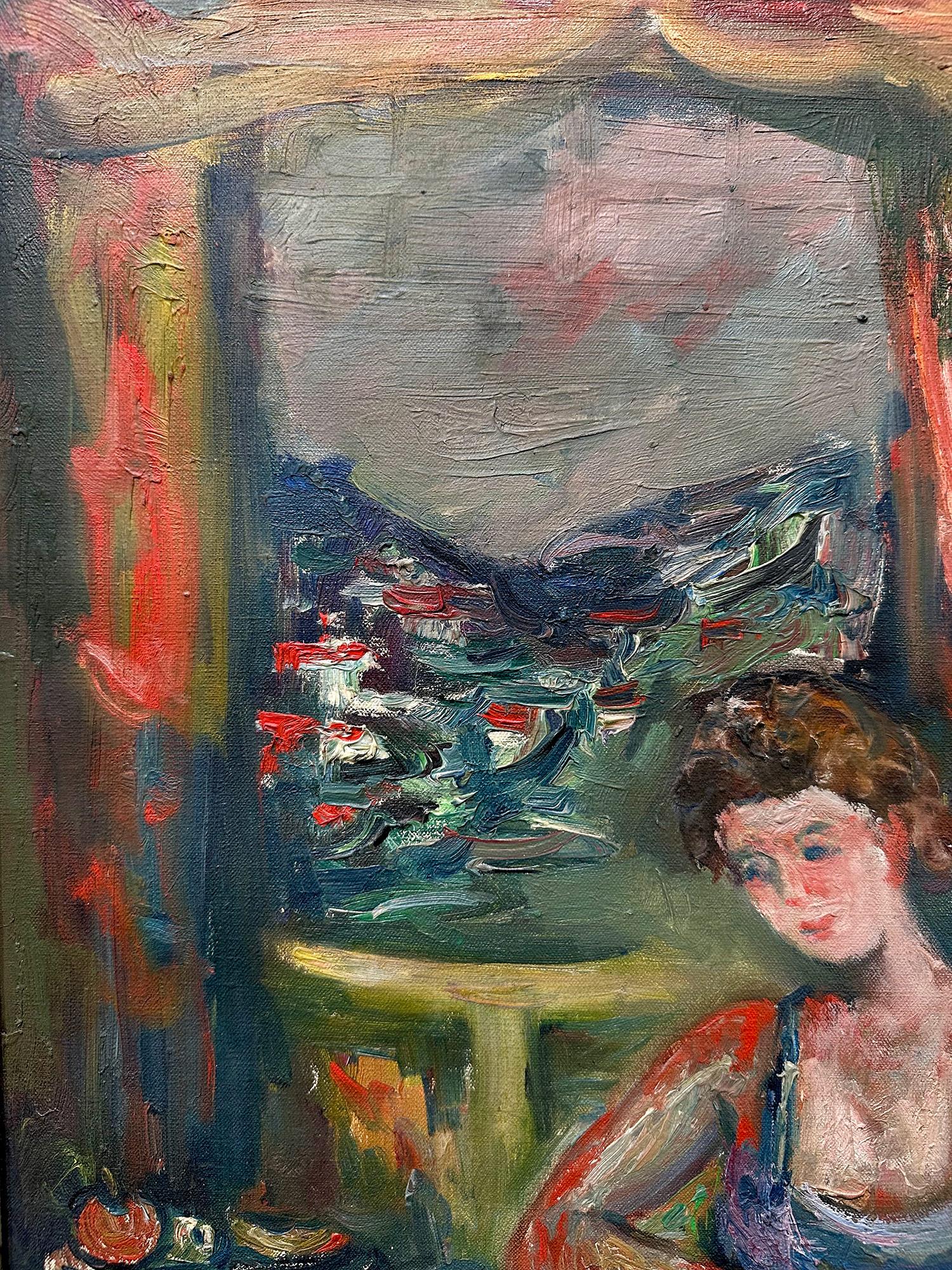 Charmante peinture à l'huile représentant une scène d'intérieur où une mère et son enfant lisent ensemble, assis sur une table ronde avec une cheminée, et une fenêtre à l'arrière-plan avec la vue sur la Townes. Réalisée de manière très