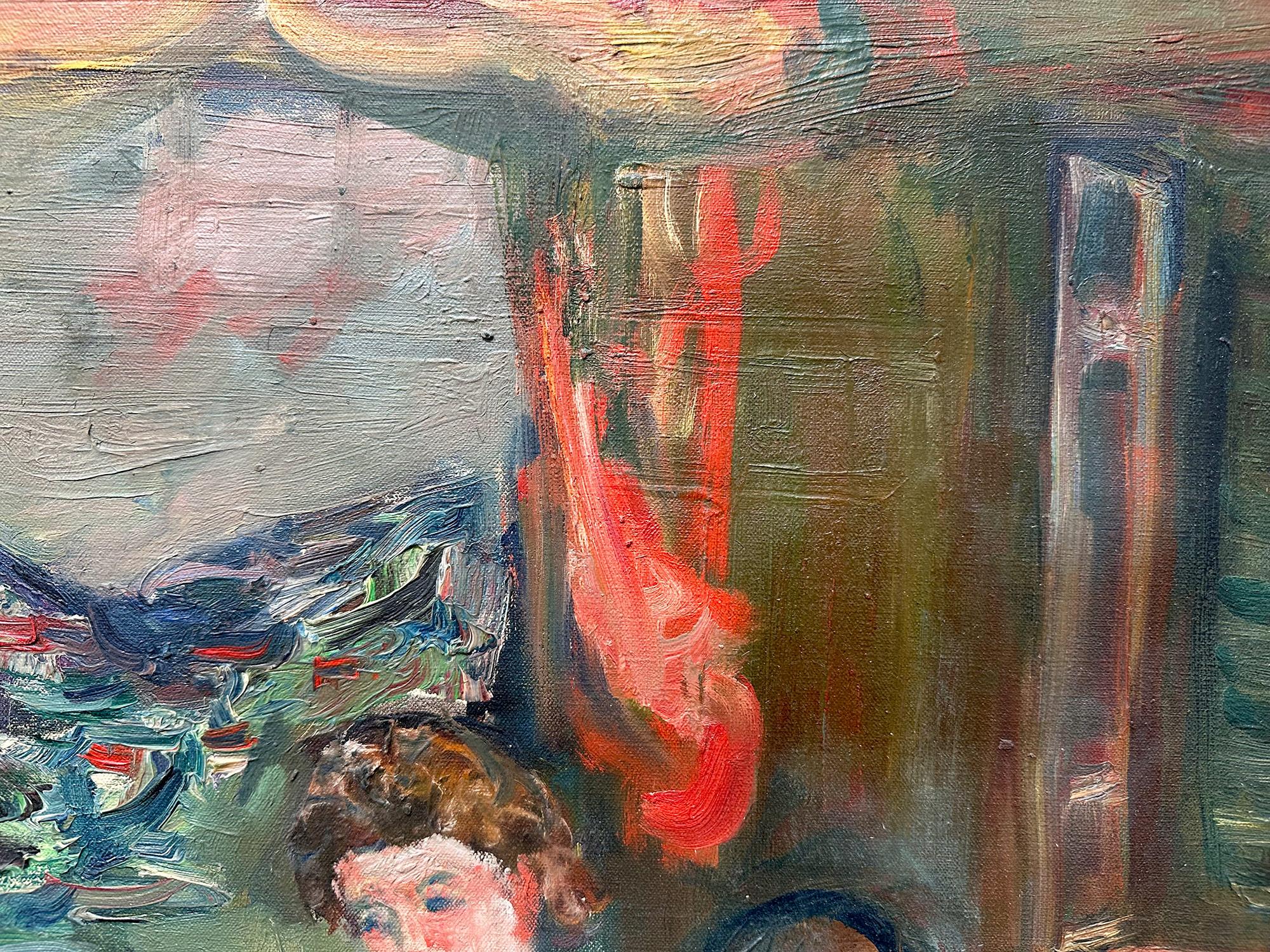 Encantador óleo que representa una escena interior de una madre y su hijo leyendo juntos sentados en una mesa redonda con una repisa y una ventana al fondo con vistas a la ciudad. Realizada de forma muy impresionista, con colores y expresiones