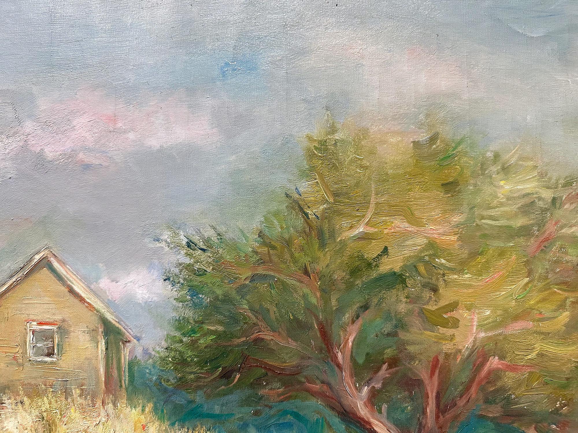 Ce tableau représente un paysage fantaisiste d'un sentier de campagne traversant la ville avec les maisons du village sur le côté gauche et une clôture en bois à côté, et à travers un arbre luxuriant qui englobe la composition. Les couleurs vives et