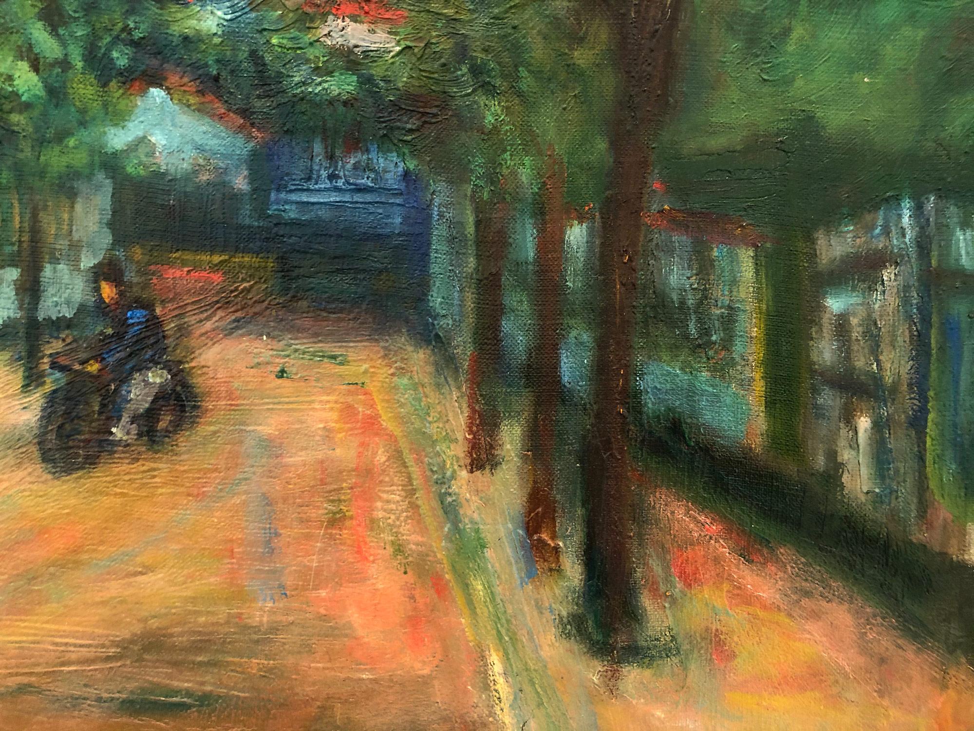 Un'affascinante rappresentazione di un villaggio parigino con figure e biciclette. I colori sono mozzafiato, così come i dettagli impressionistici che si notano con un uso più spesso della pittura. La composizione è meravigliosa, con una strada