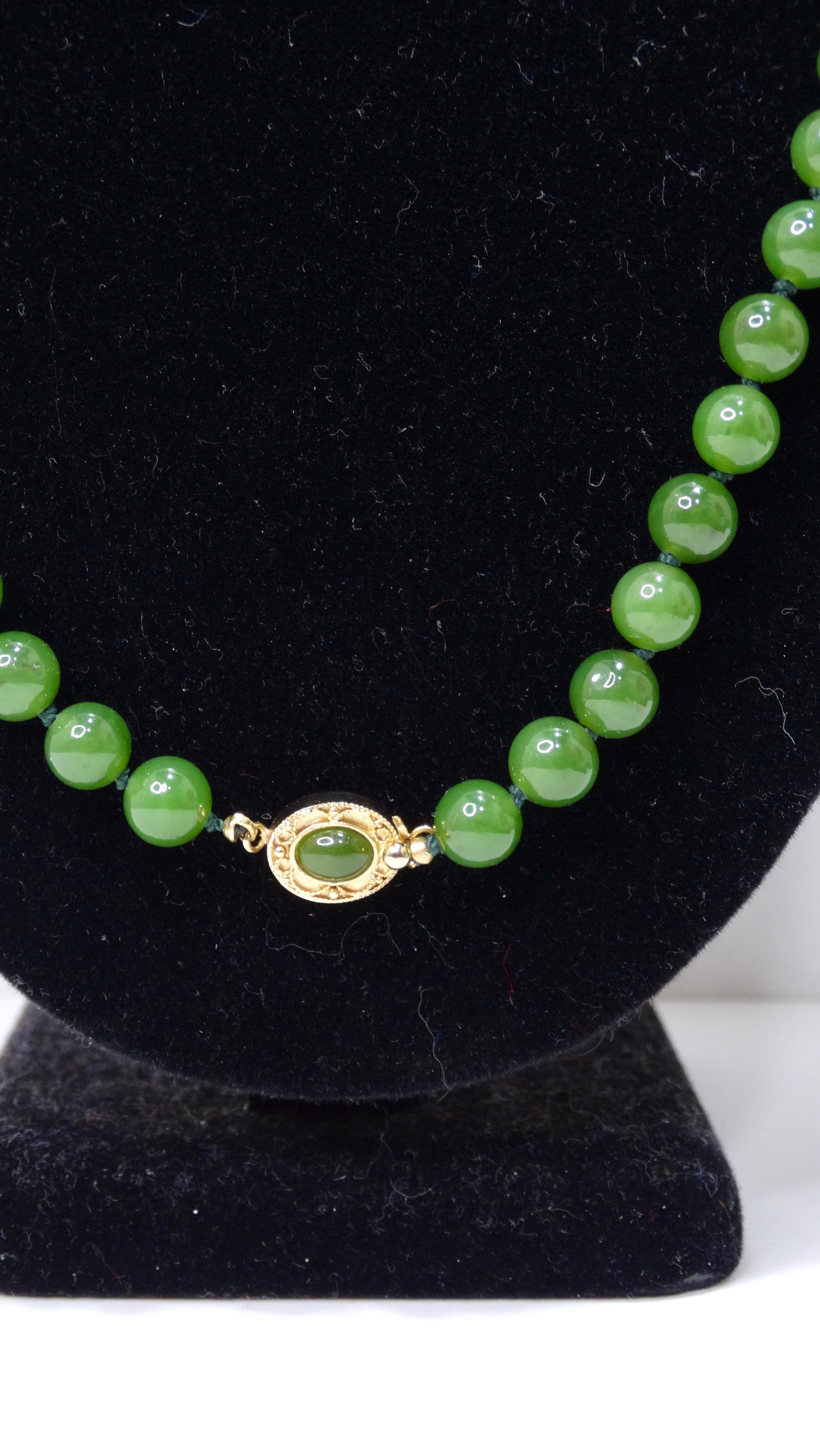 Erweitern Sie Ihre Schmucksammlung um eine wunderschöne Jadeperlenkette! Sie werden von der Schönheit der leuchtend grünen Perlen beeindruckt sein. Die Kette ist vollständig mit Perlen besetzt und hat in der Mitte einen Anhänger aus Gold und Jade.
