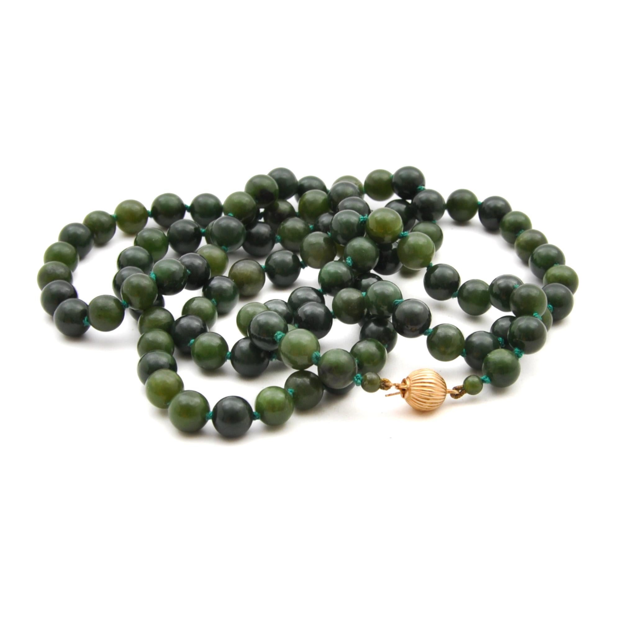 Single-Strand 14K Gold Jade Beaded Necklace In Good Condition For Sale In Rotterdam, NL