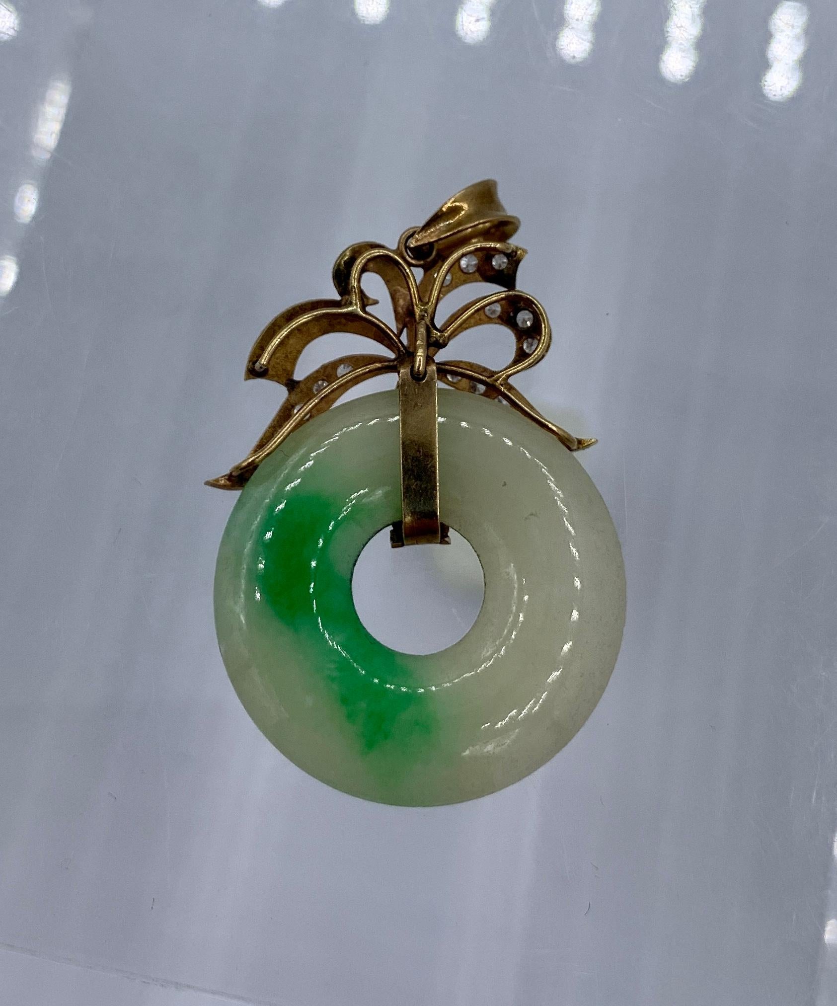 Jade 16 Diamond Circle Pendant Necklace Antique 14 Karat Gold For Sale 3