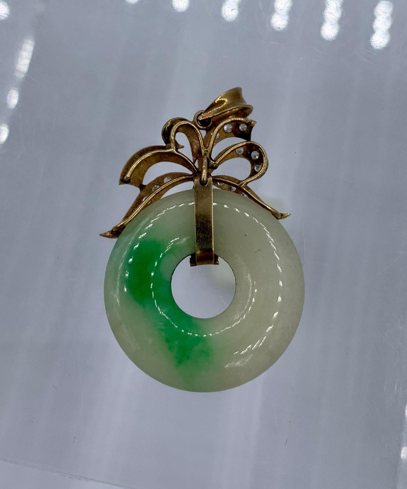 Collar Colgante Círculo Jade 16 Diamantes Oro 14 Kilates Antiguo en venta 4