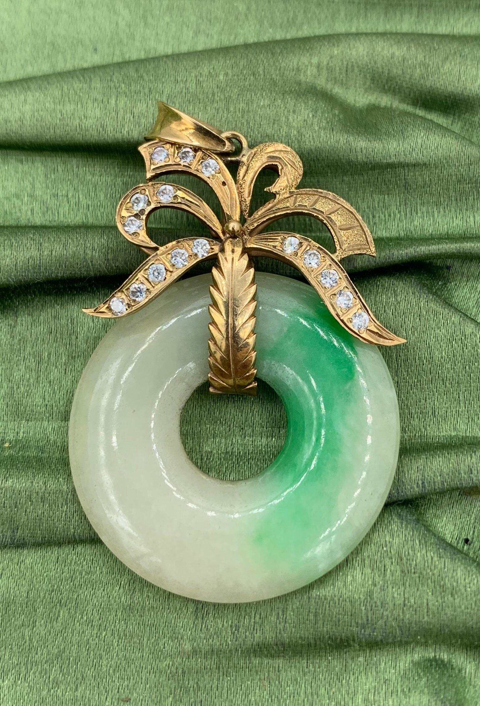 Collar Colgante Círculo Jade 16 Diamantes Oro 14 Kilates Antiguo Contemporáneo en venta
