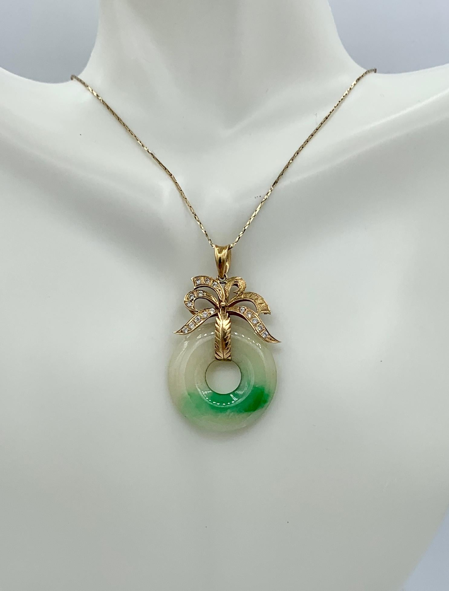 Collar Colgante Círculo Jade 16 Diamantes Oro 14 Kilates Antiguo Corte redondo en venta