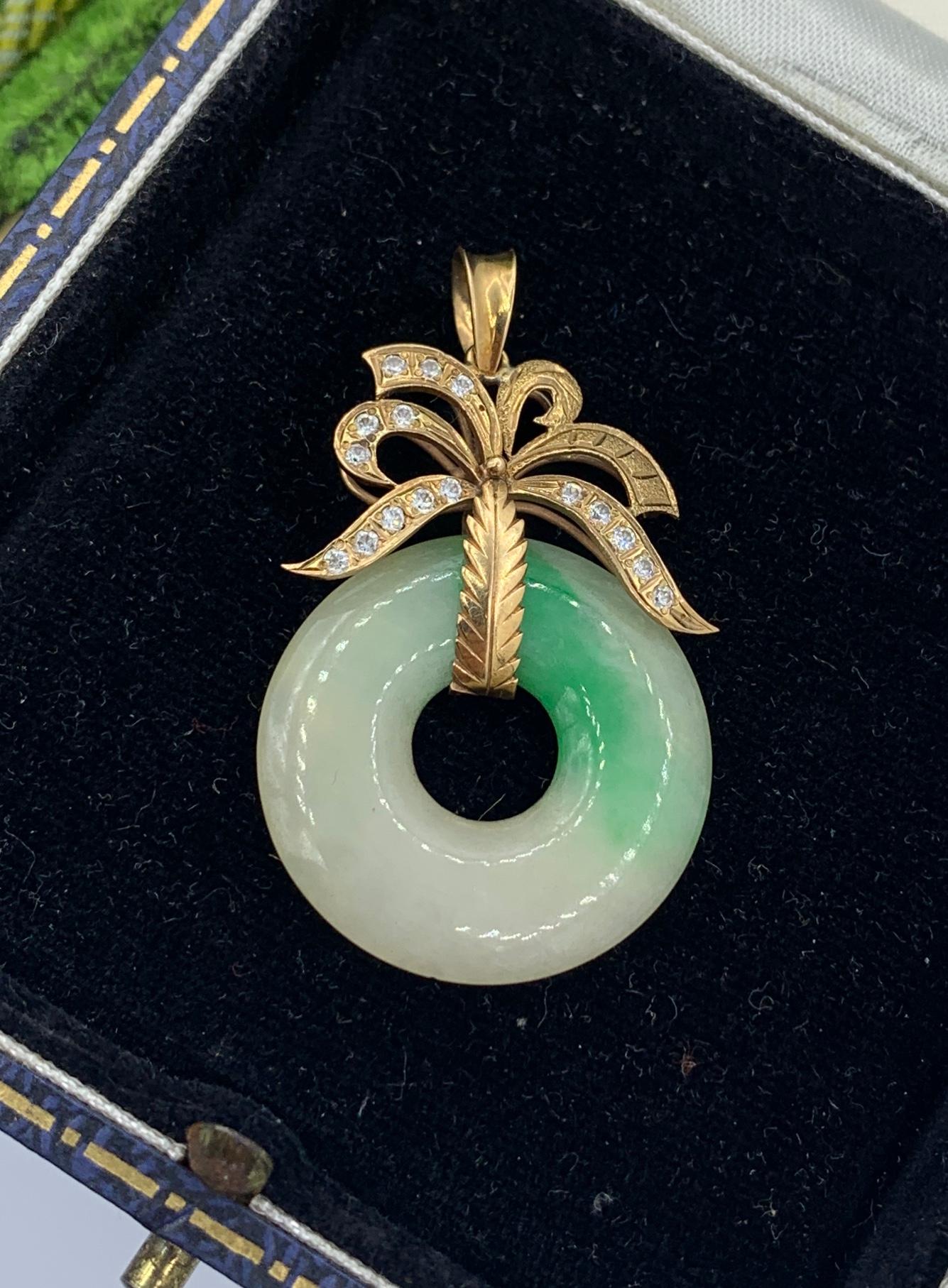 Jade 16 Diamond Circle Pendant Necklace Antique 14 Karat Gold In Excellent Condition For Sale In New York, NY