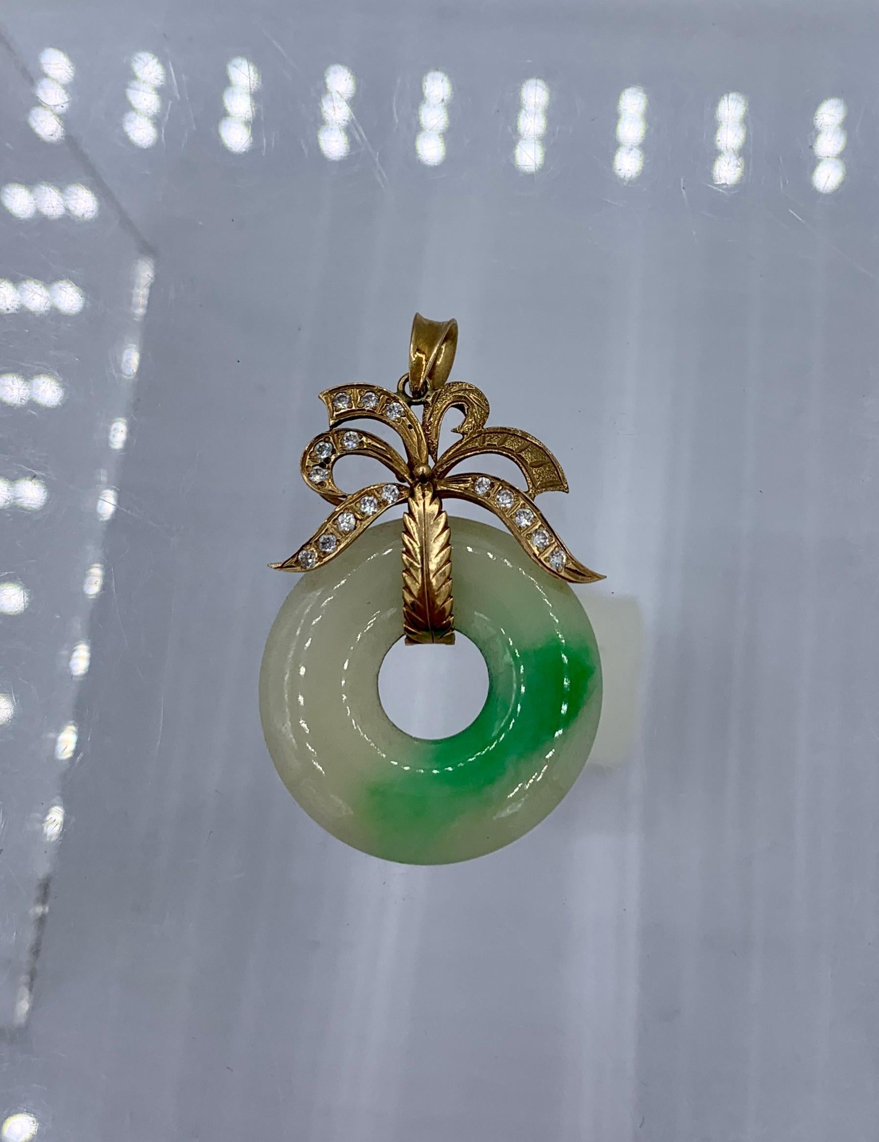 Collar Colgante Círculo Jade 16 Diamantes Oro 14 Kilates Antiguo en venta 1