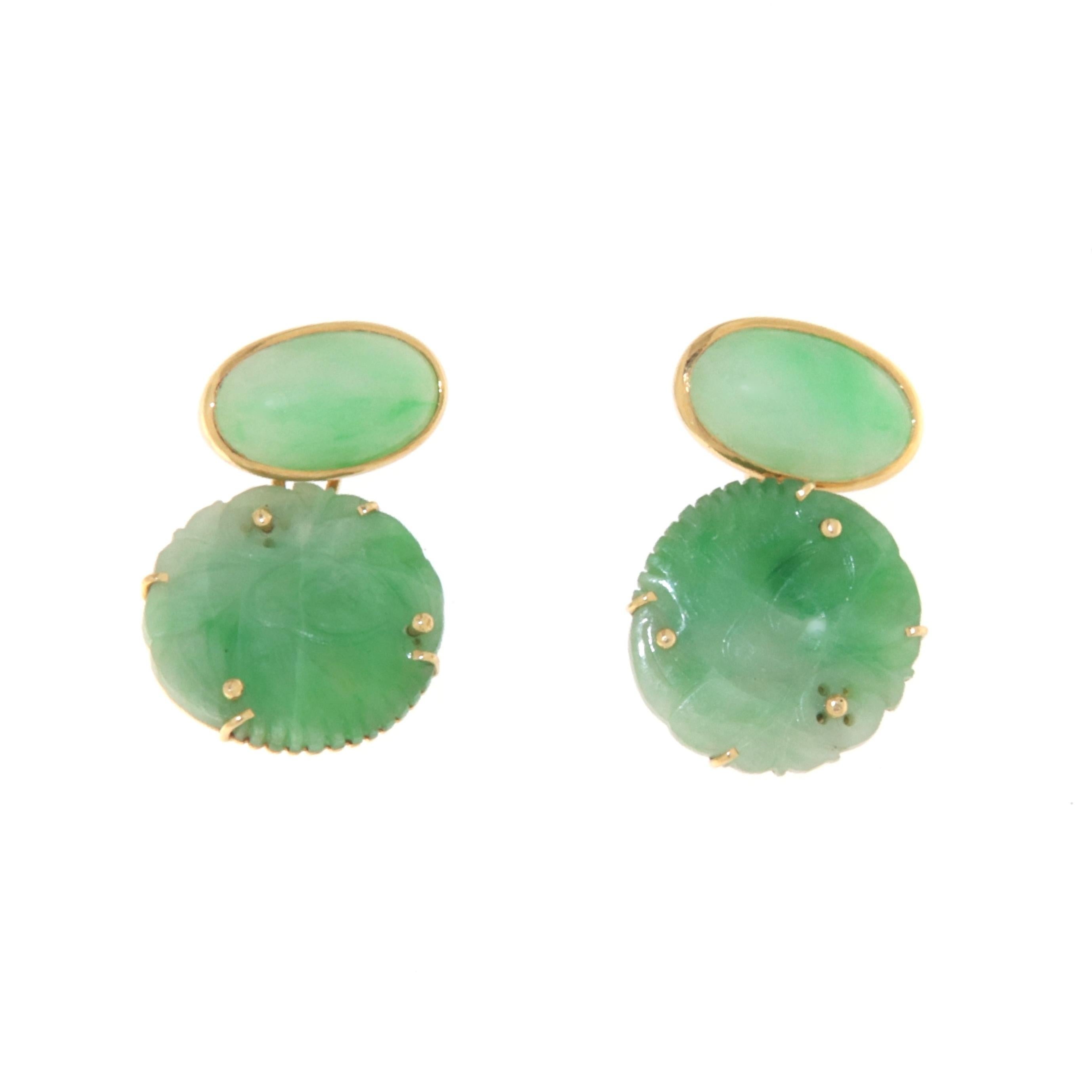 Bellissimi bracciali anni Cinquanta realizzati in oro giallo 18 carati e composti da giada incisa.
Il bracciale è il simbolo dell'eleganza, sia che lo indossi una donna o un uomo, dà un tocco di raffinatezza all'abito che indossi.
Un gioiello adatto