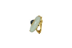 Jade 62::13 Karat:: Cabuchon Blue Sapphire 5::03 Karat Ohrringe aus 18 Karat Gold