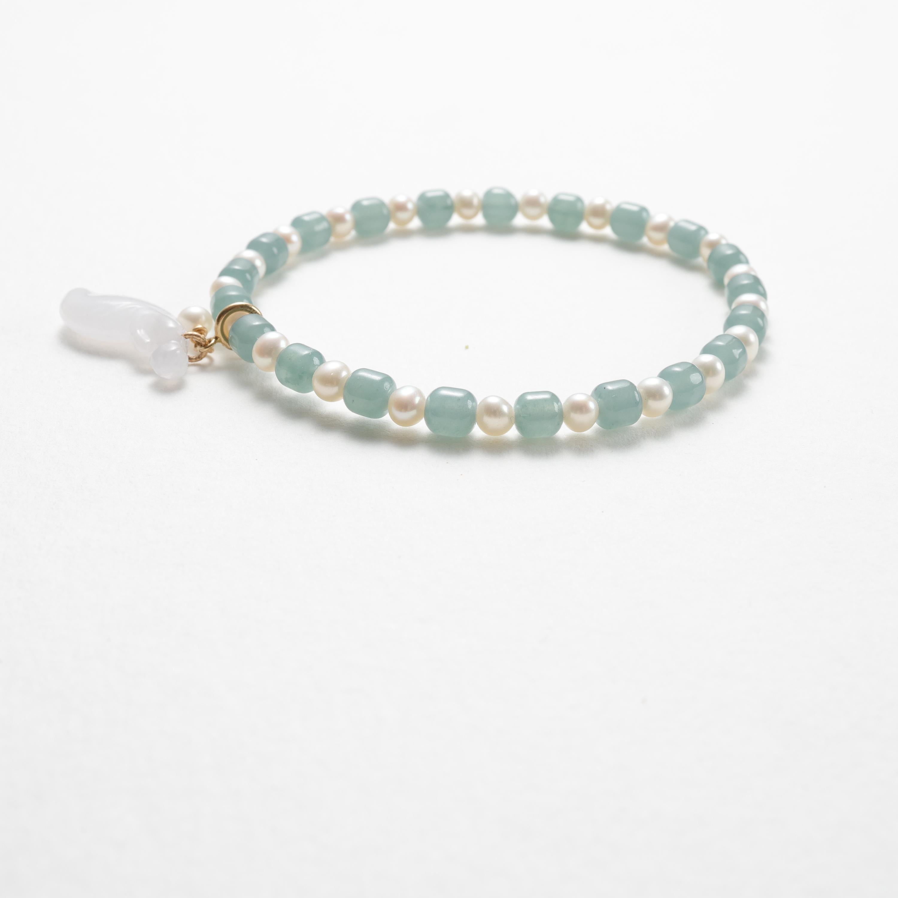 Perlina Bracciale elastico in giada e Akoya con penzoloni di giadeite 7 1/2
