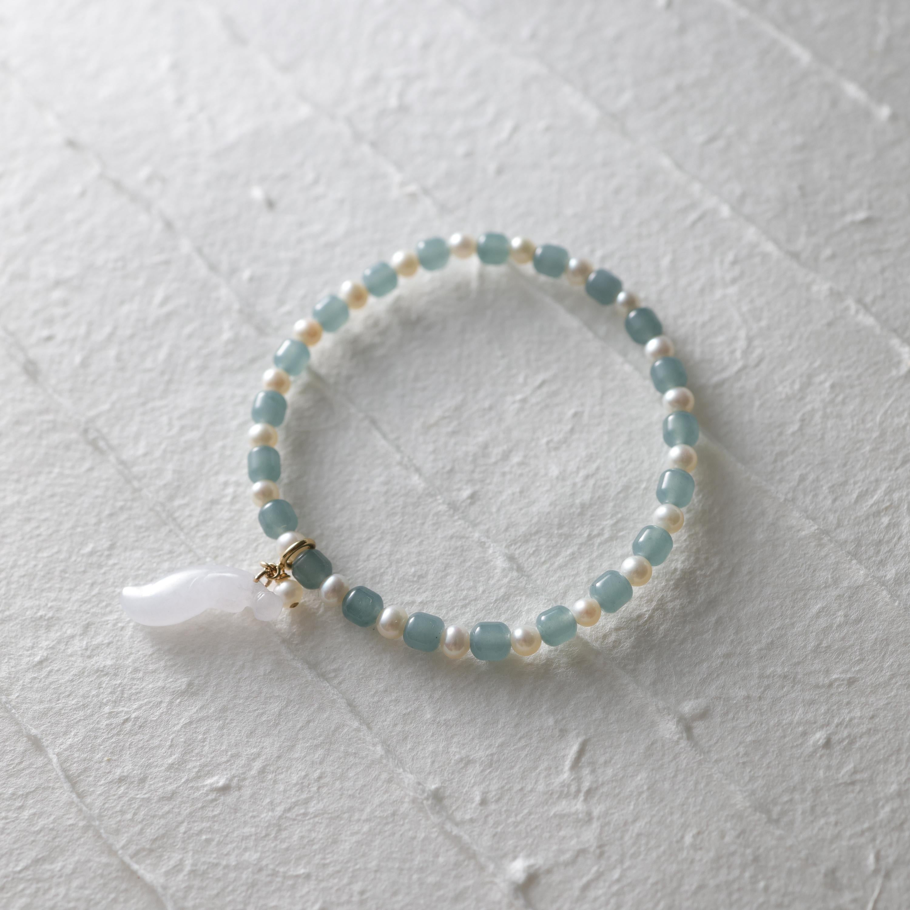 Bracciale elastico in giada e Akoya con penzoloni di giadeite 7 1/2