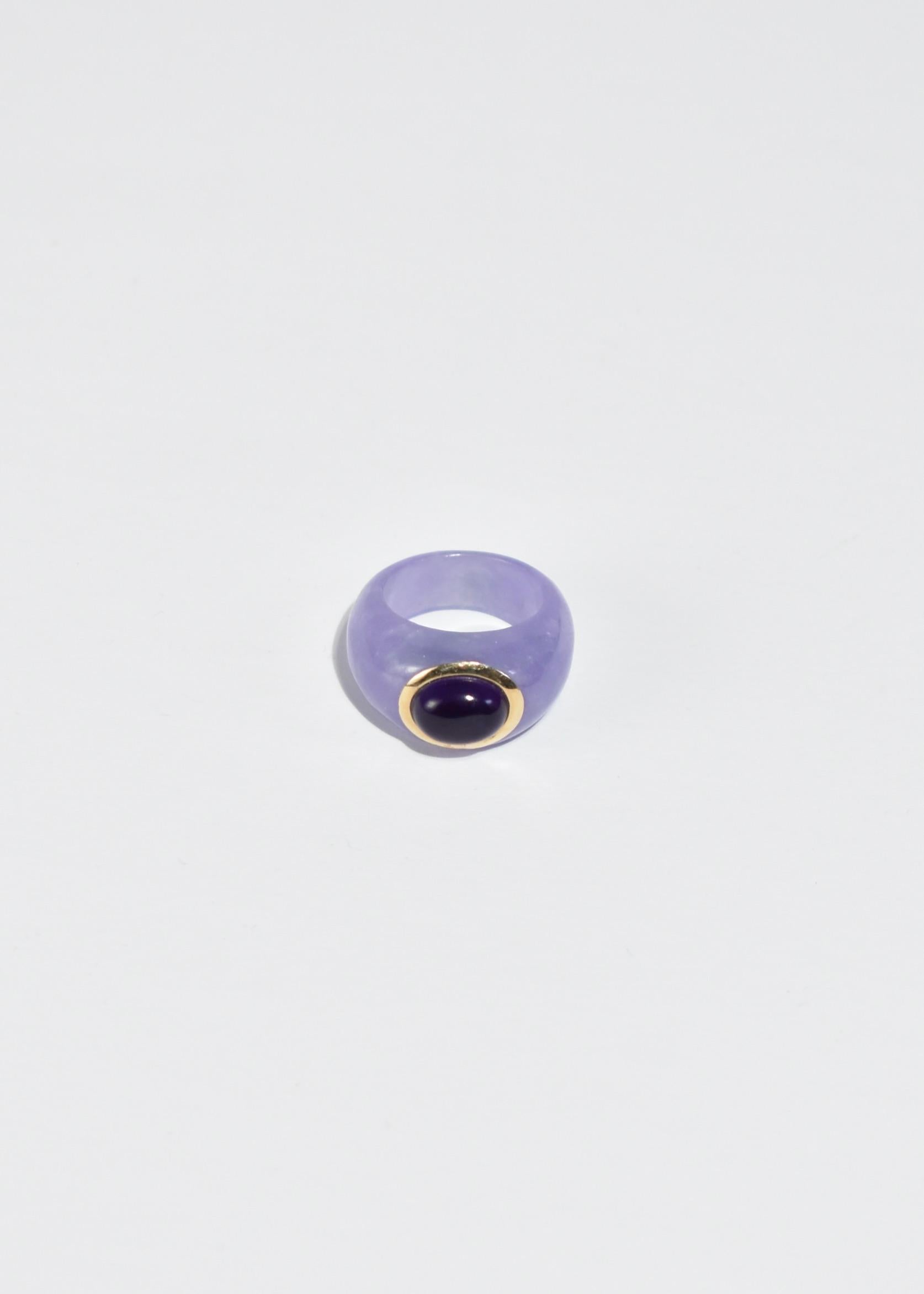 Stunning vintage carved jade ring with amethyst cabochon and gold detail. 

Material: 14k gold, purple jade, amethyst.