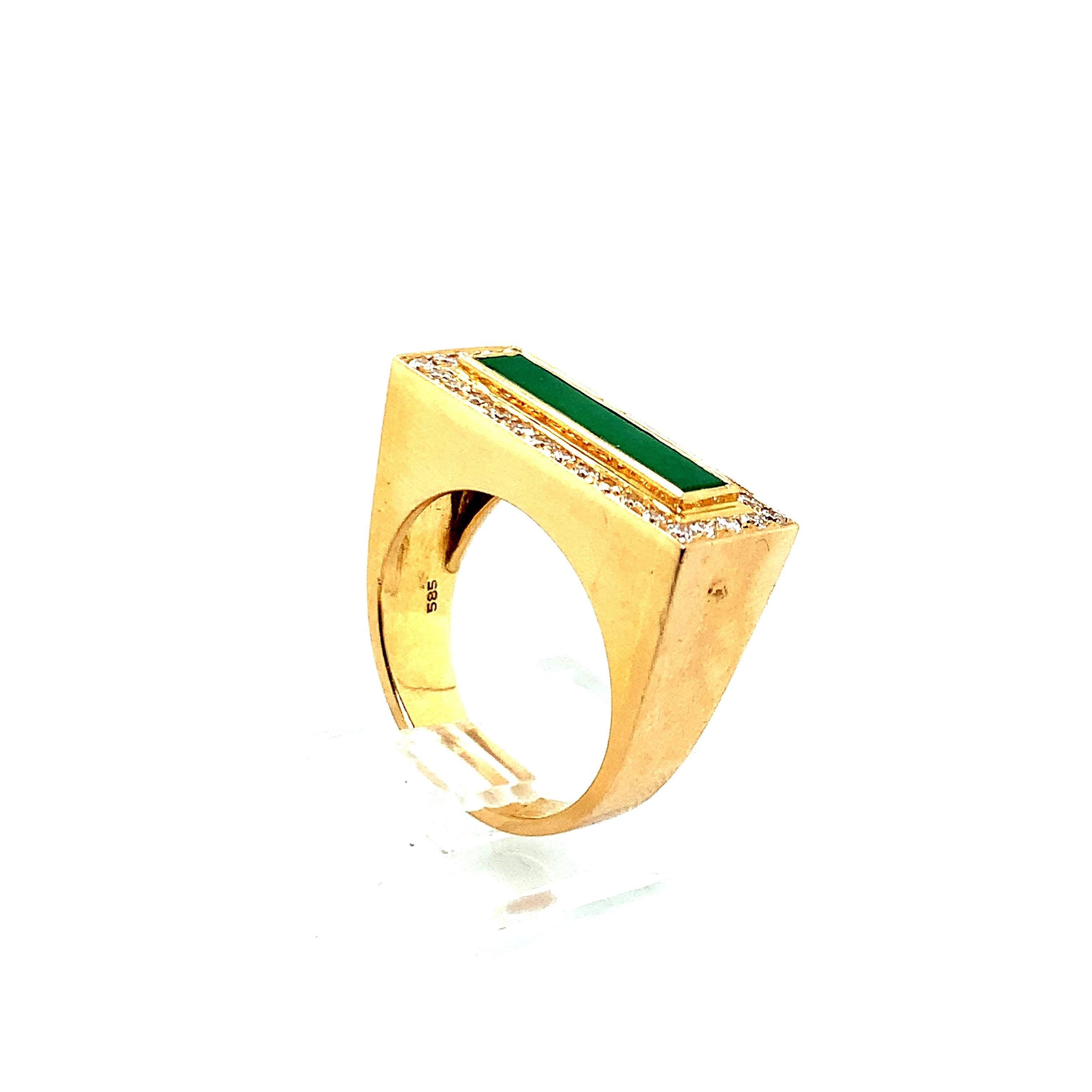 Jade and Diamond Gold Ring  In Excellent Condition For Sale In New York, NY