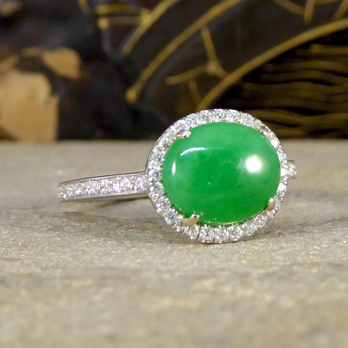 Der zierlichste und eleganteste Ring aus Jade und Diamanten. In diesem Ring ist eine helle und lebendige Jade mit den Maßen 9,5 x 7,7 mm enthalten, die von vier Krallen aus 18-karätigem Gelbgold sicher gehalten wird. Um den Jadestein herum sind 28