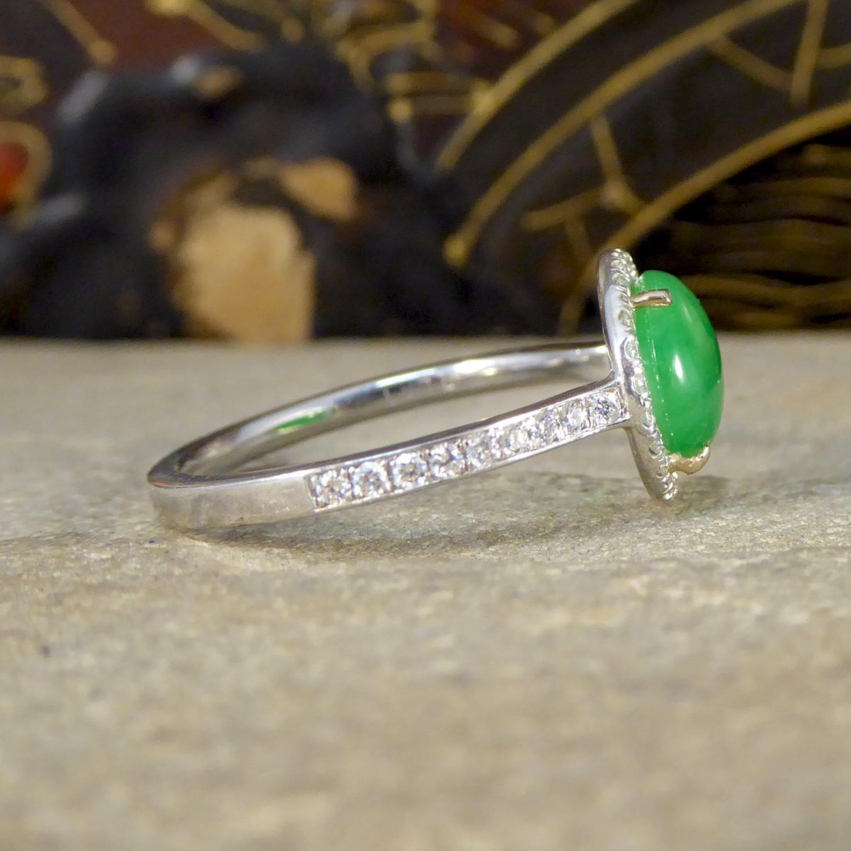 Jade und Diamant Halo-Cluster-Ring aus Platin (Moderne) im Angebot