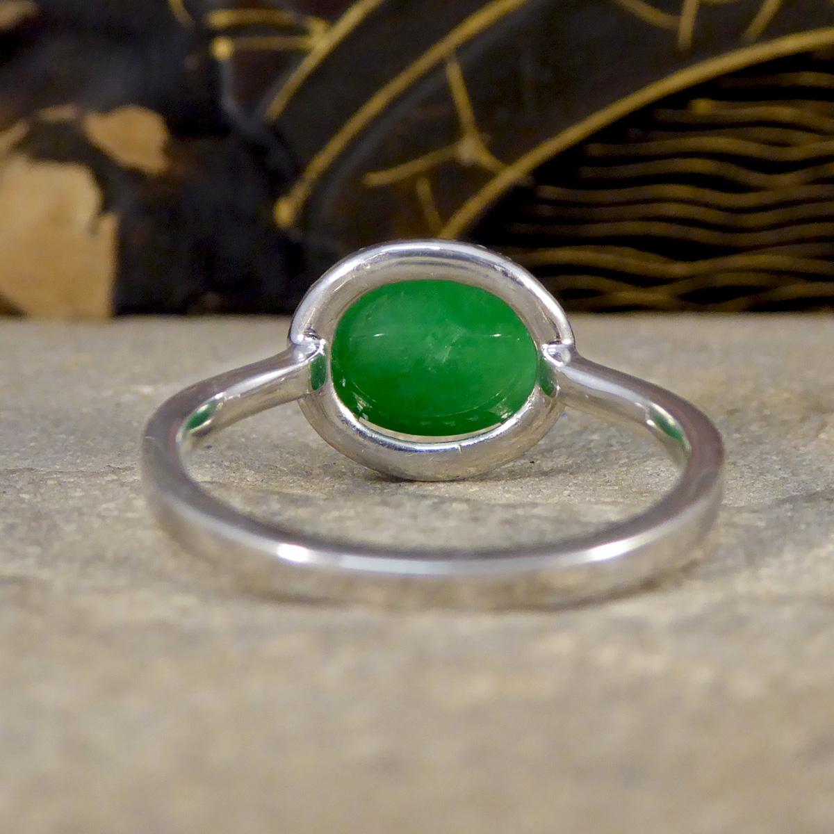 Jade und Diamant Halo-Cluster-Ring aus Platin (Brillantschliff) im Angebot