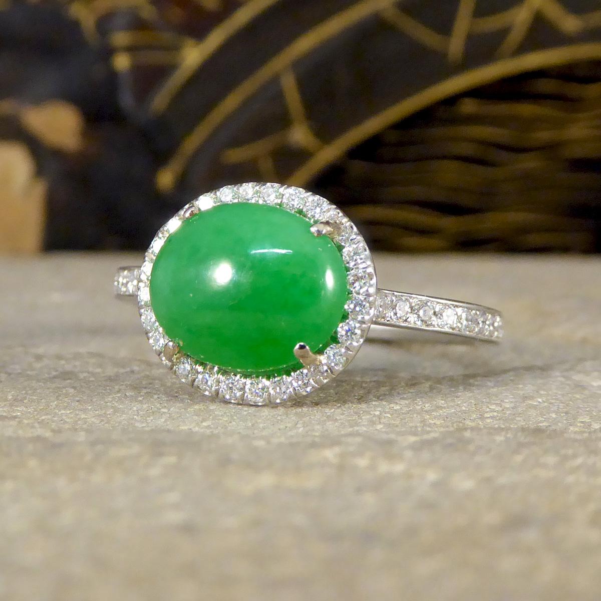 Jade und Diamant Halo-Cluster-Ring aus Platin im Zustand „Gut“ im Angebot in Yorkshire, West Yorkshire