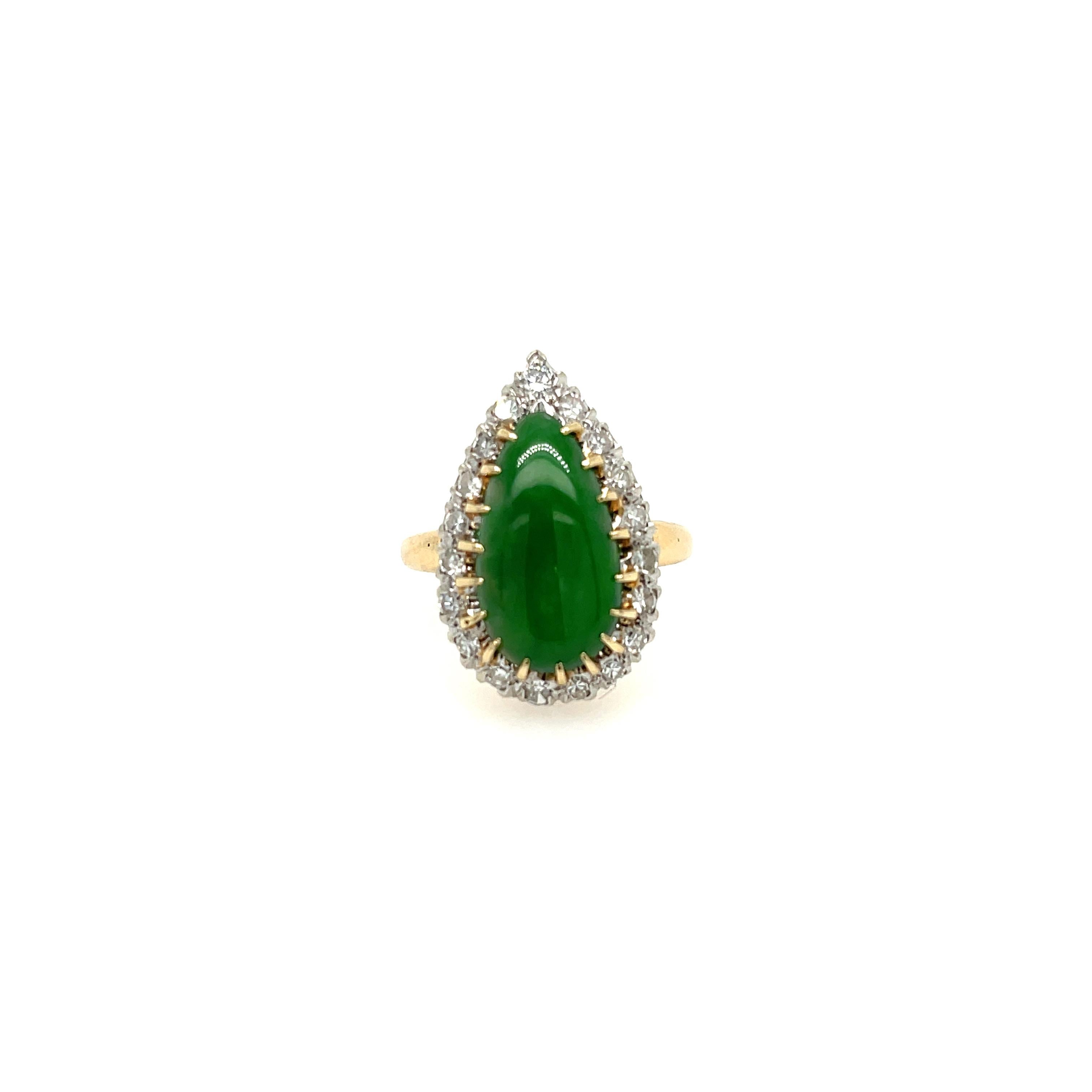 Anillo de jade y diamantes de oro amarillo de 14 quilates. El anillo presenta un jade de 16 mm x 9 mm con un halo de diamantes de 0,60 ctw (H, SI1). Anillo talla 6.5
7,2 gramos