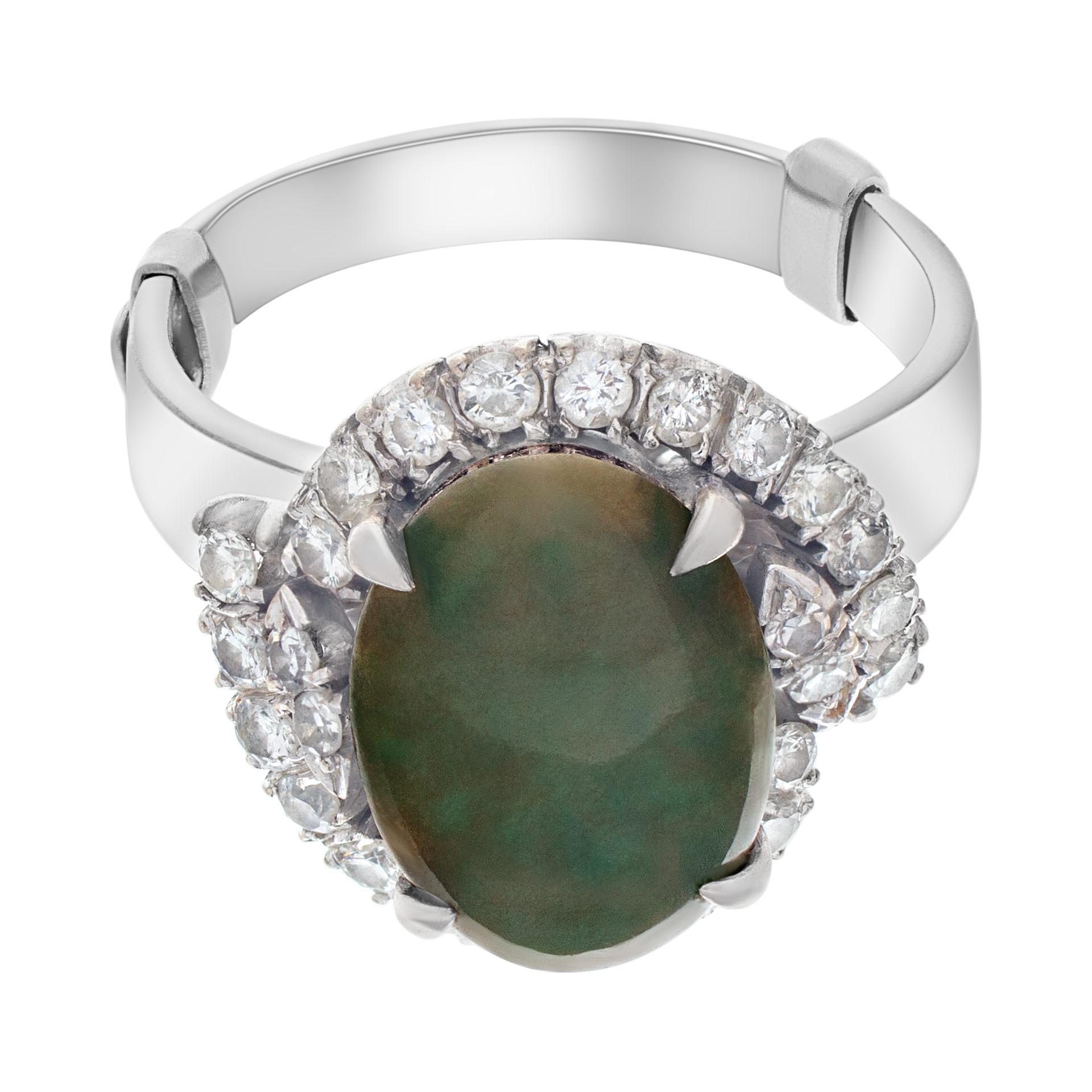 PRIX DE VENTE ESTIMATIF : 2 880 $ VOTRE PRIX : 1 800 $ - Bague en jade vintage en or blanc 14k avec environ 0,50 cts de diamants ronds. Taille 7,5.

