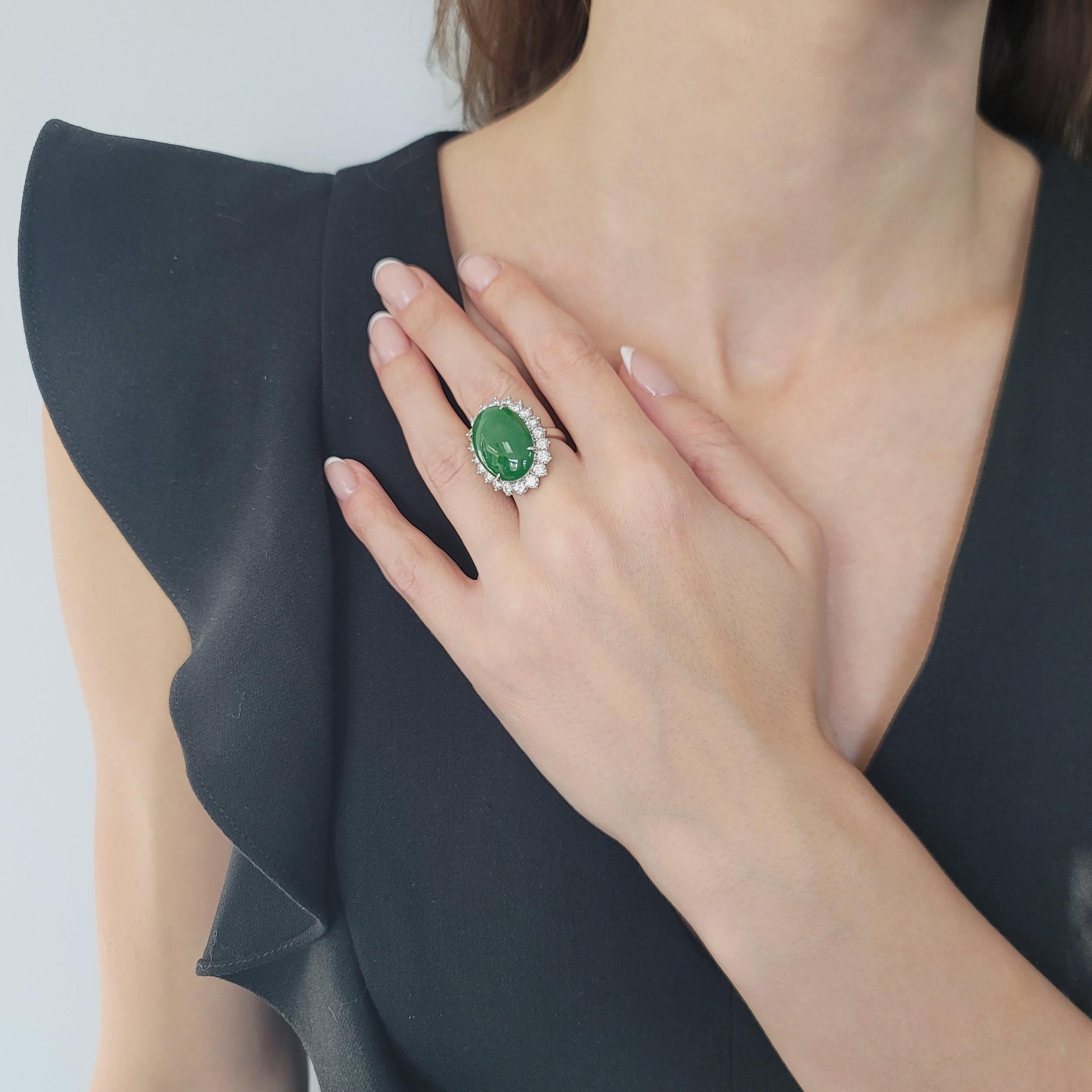 Taglio ovale Anello di giada e diamanti  Platino in vendita