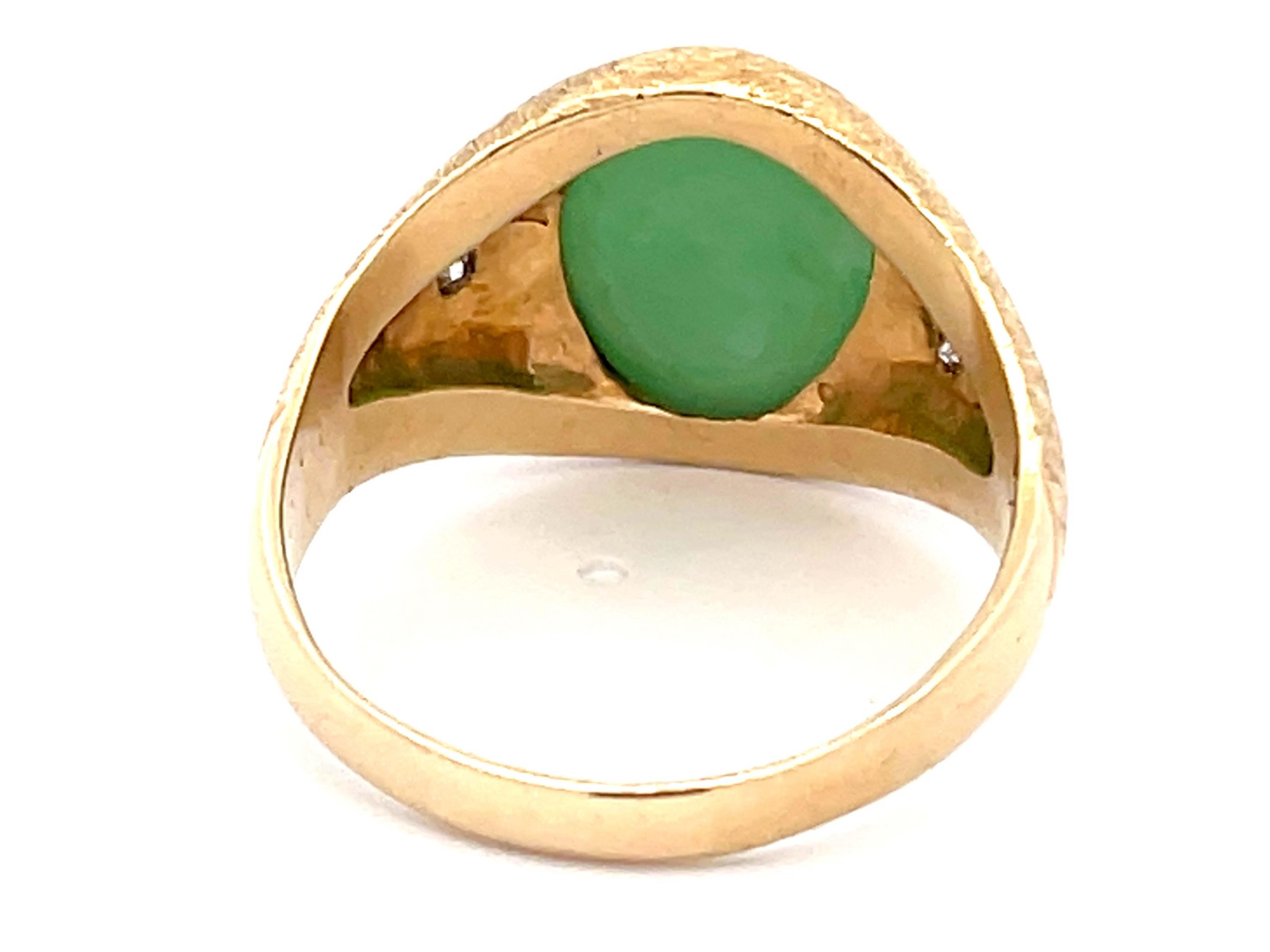 Jade and Diamond Textured Finish Ring in 14k Yellow Gold In Excellent Condition For Sale In Honolulu, HI