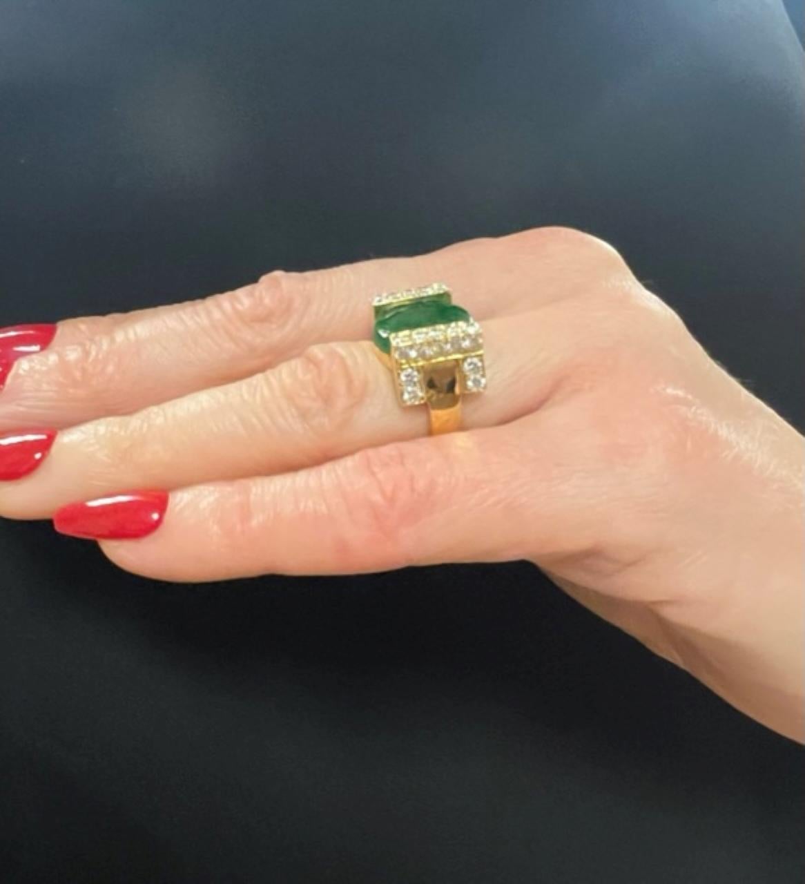 Round Cut Jade And Diamonds in 18k Yellow Gold Cocktail Ring For Sale