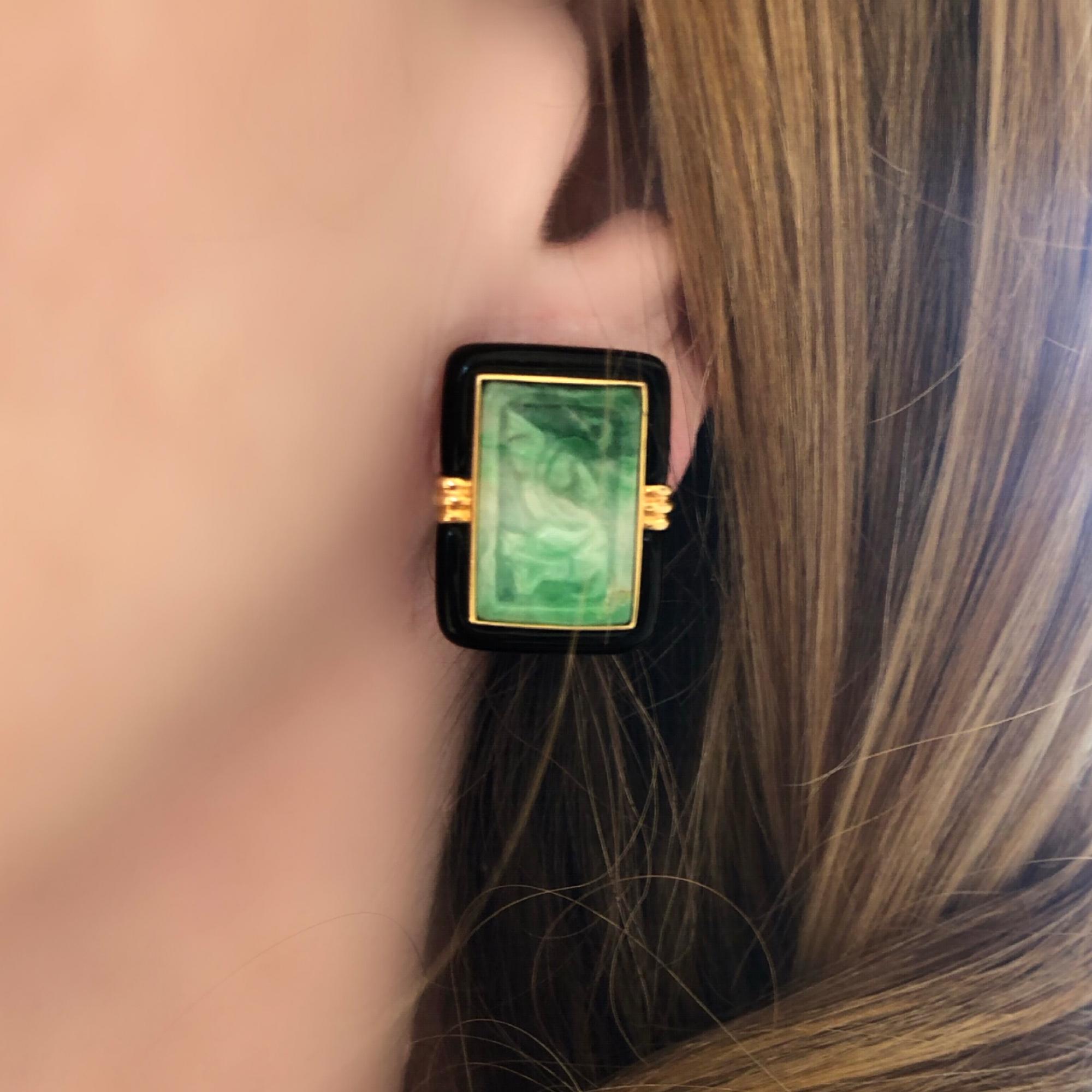 Jade and Onyx Clip Earrings CA 1970 in 14K In Good Condition For Sale In Miami, FL