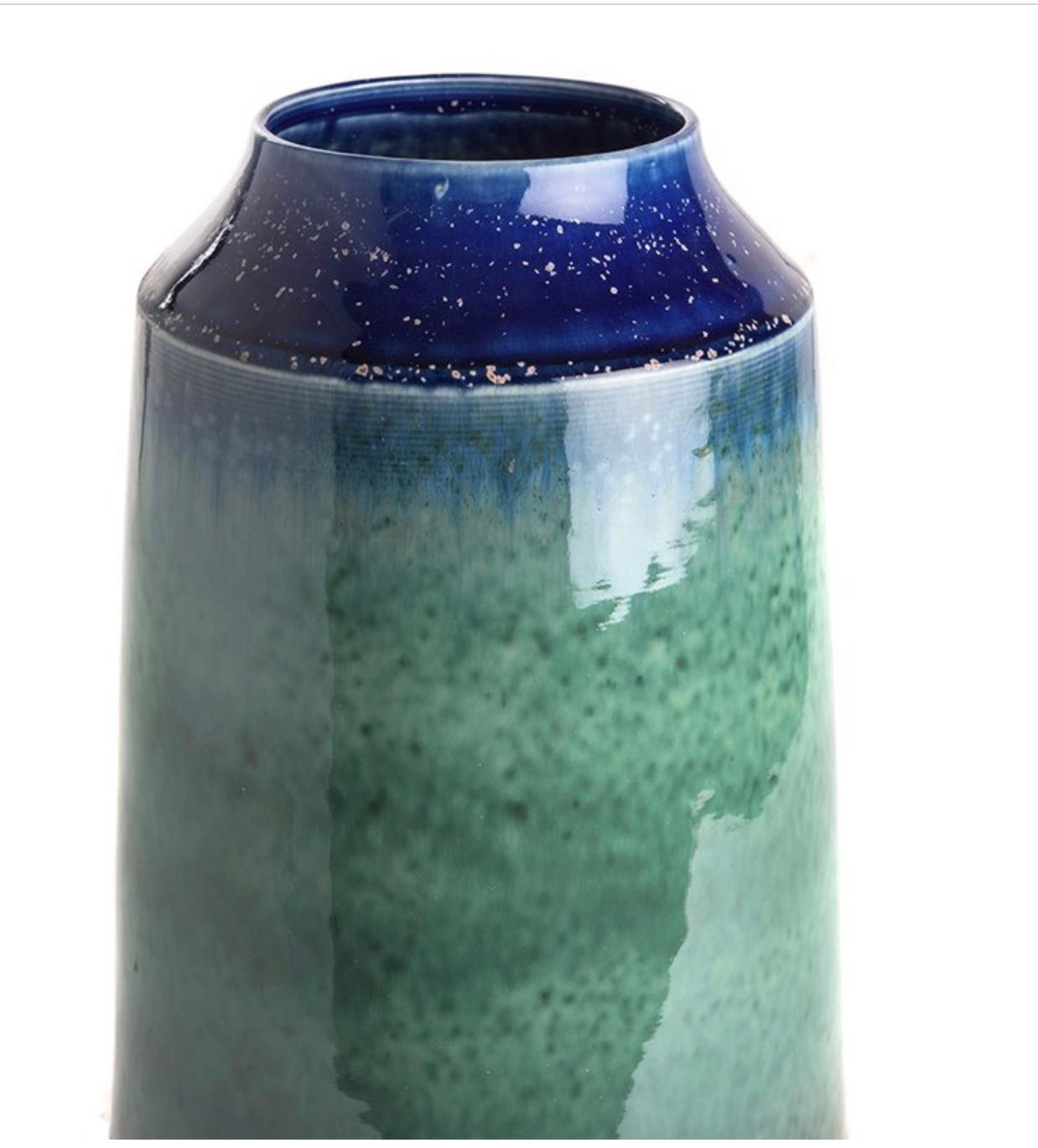 Vase contemporain en céramique chinoise de forme cylindrique.
Dessus fuselé de couleur bleu royal avec des nuances de jade.
S'adapte parfaitement au style plus grand S5586 et à la taille plus courte S5587.
    