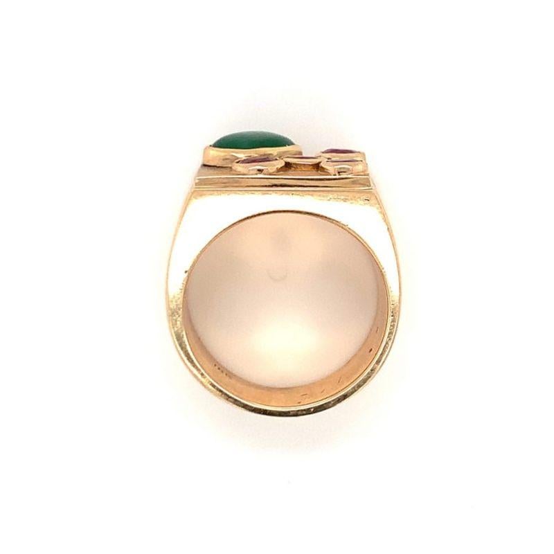 Retro Jade and Ruby 18K Yellow Gold Ring, circa 1940s For Sale