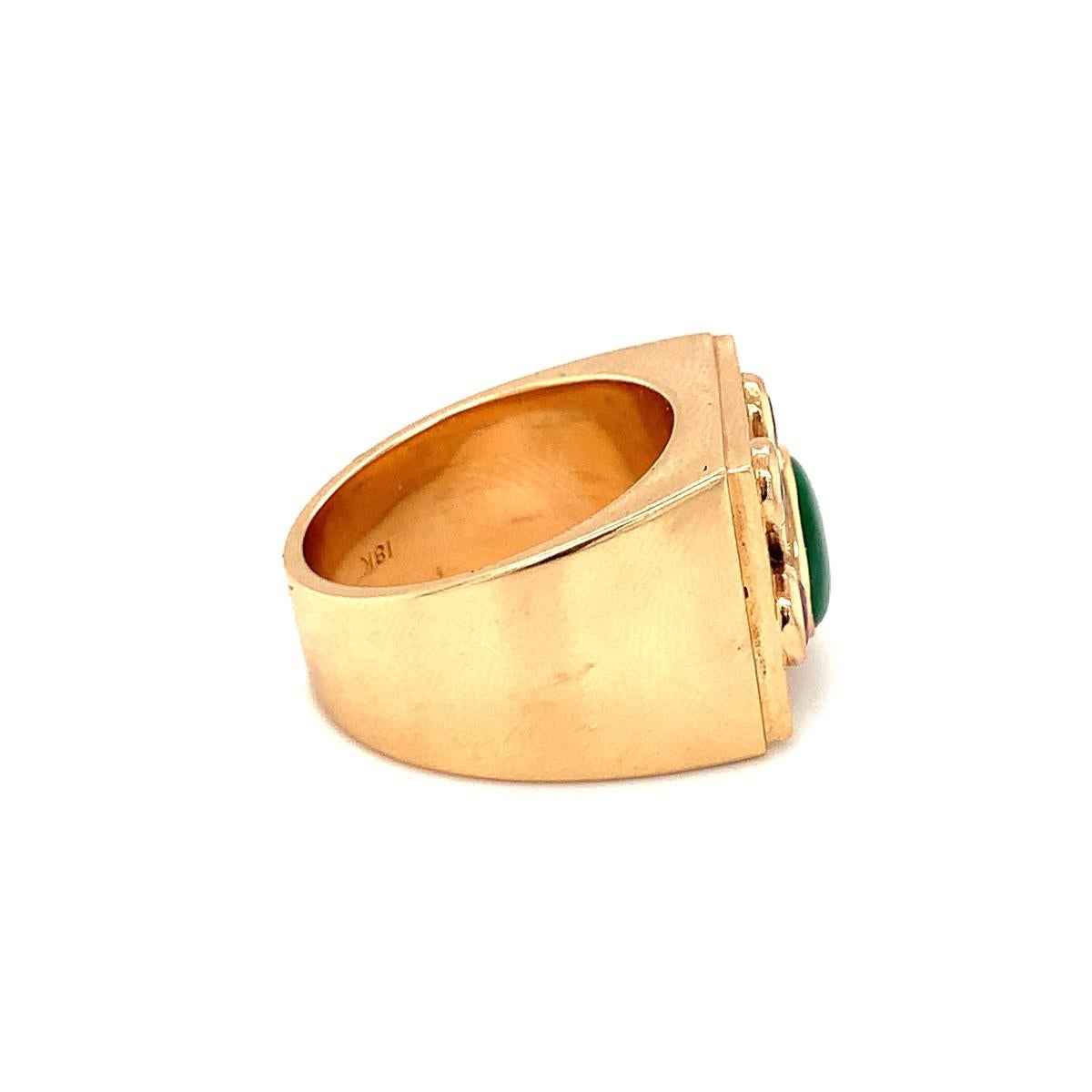 Women's Jade and Ruby 18K Yellow Gold Ring, circa 1940s For Sale