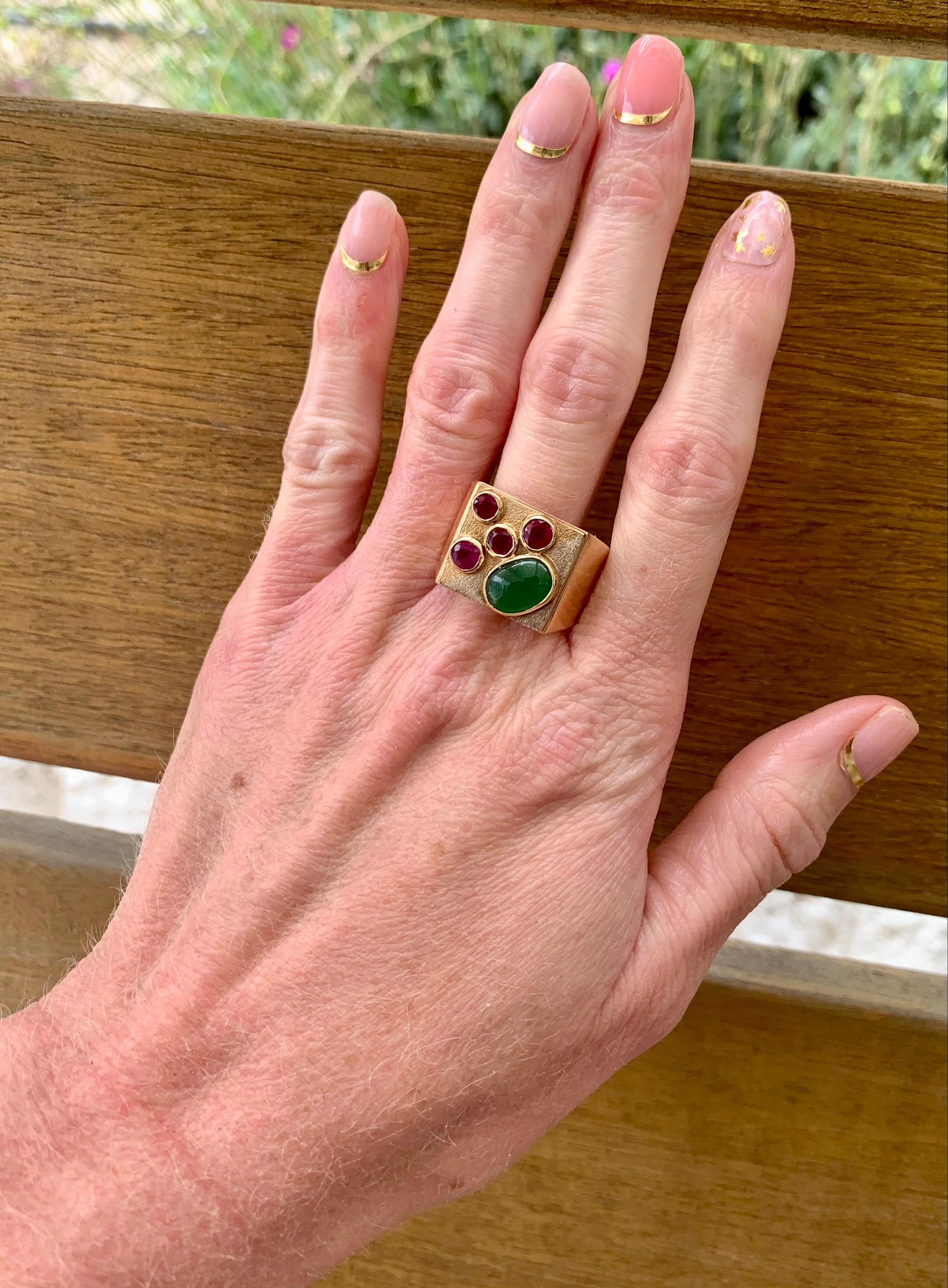 Jade and Ruby 18K Yellow Gold Ring, circa 1940s For Sale 1