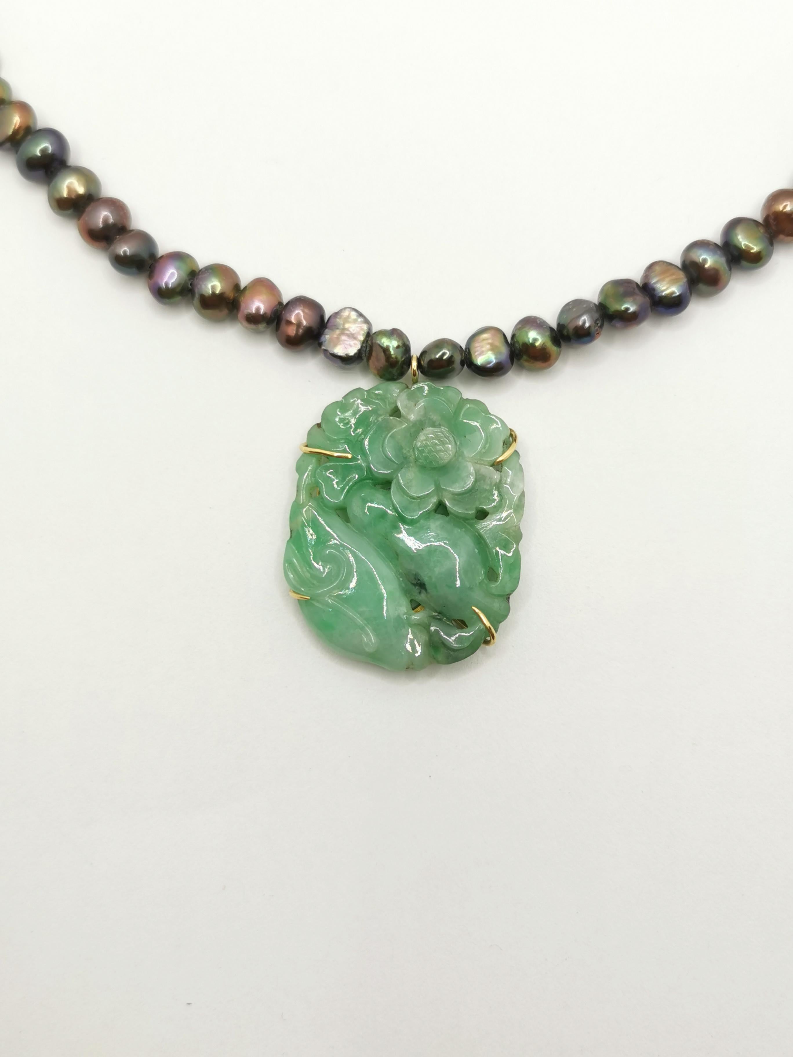 Hier ist eine wunderschöne Halskette aus Tahiti-Süßwasserperlen.

Die Perlen sind eine großartige Qualität von Tahitiperlen aus Süßwasser.
Sie wechseln ihre Farbe von grün über grau bis violett.
Ihre unregelmäßige Form ist das Hauptmerkmal und