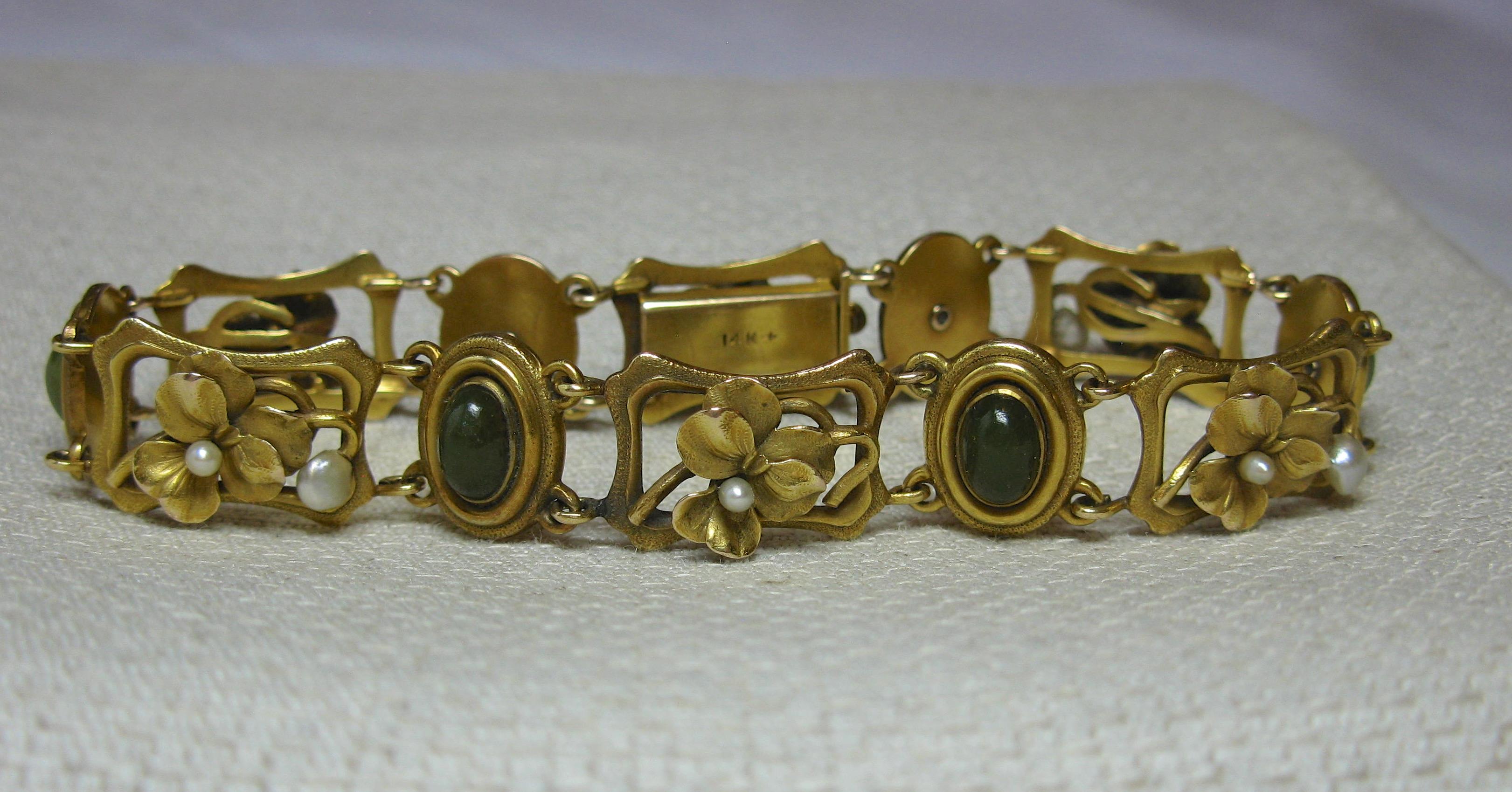 Jade Art Nouveau Pansy Flower Bracelet 14 Karat Gold Pearl Antique In Excellent Condition For Sale In New York, NY