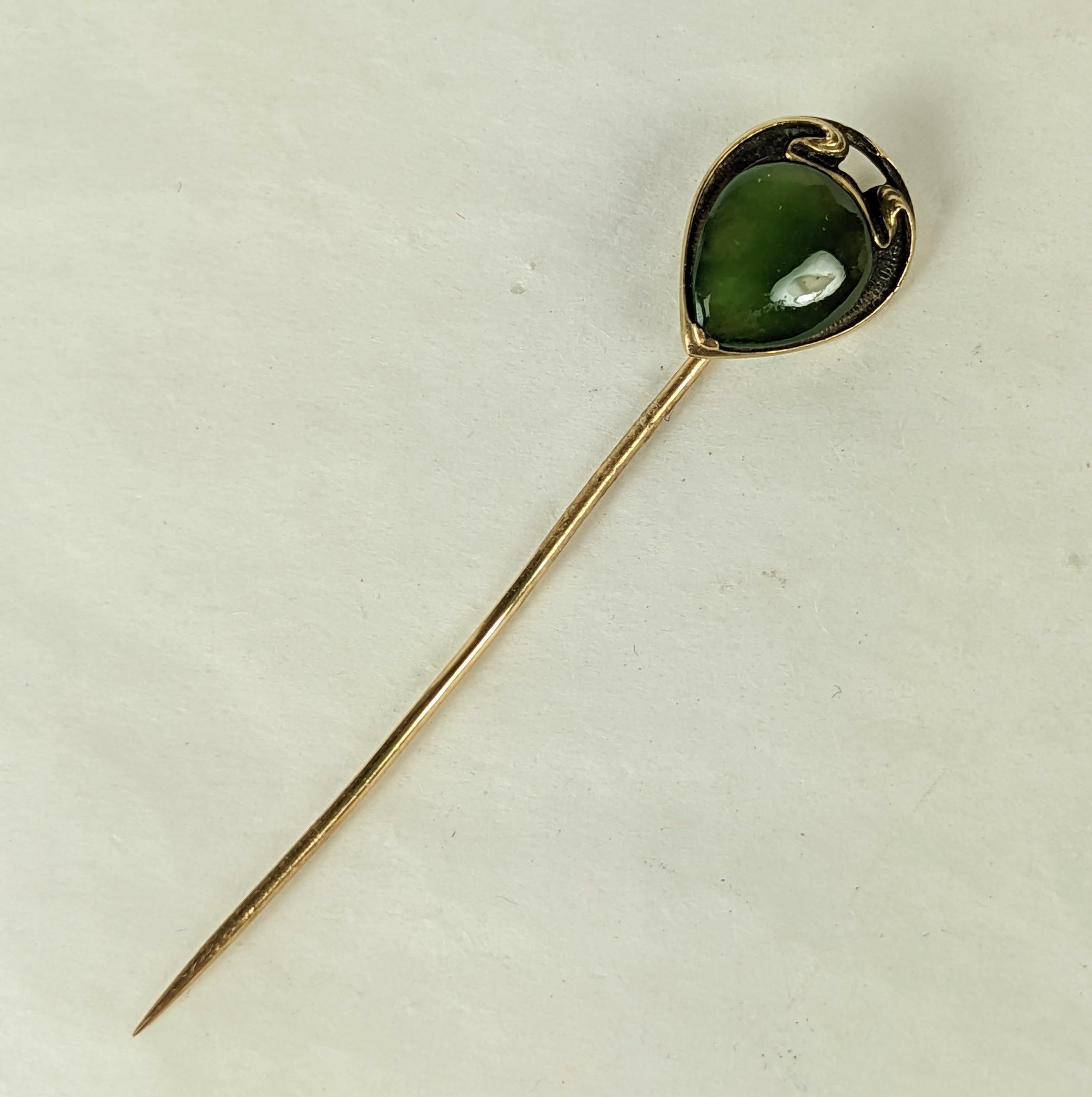 Graziosa spilla a bastone in giada Art Nouveau del 1900 circa, USA. Realizzato nell'hub della gioielleria di Newark NY con marchi in oro 14K e montatura a frusta in oro patinato. 
.5