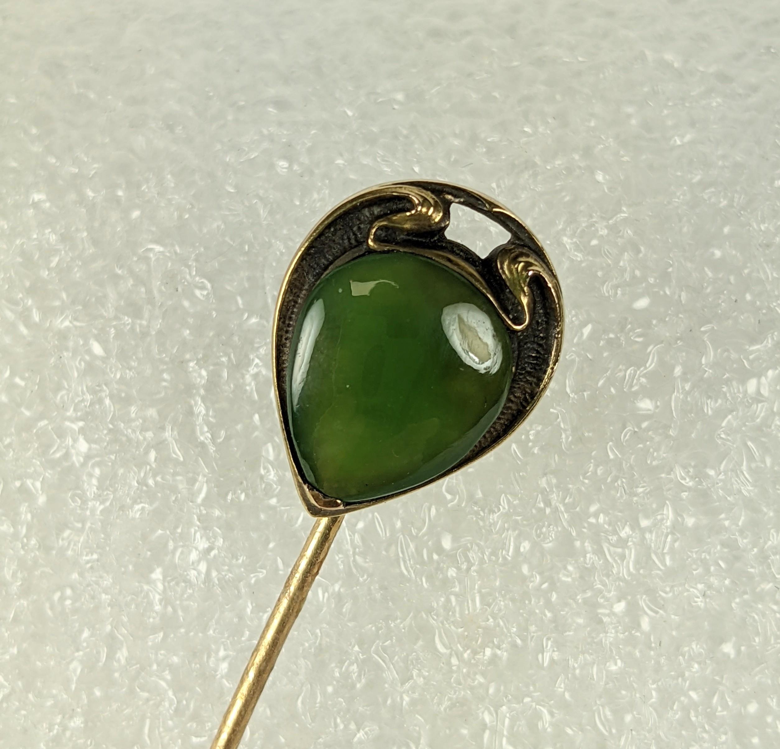 Jugendstil-Anstecknadel mit Jade (Tropfenschliff) im Angebot