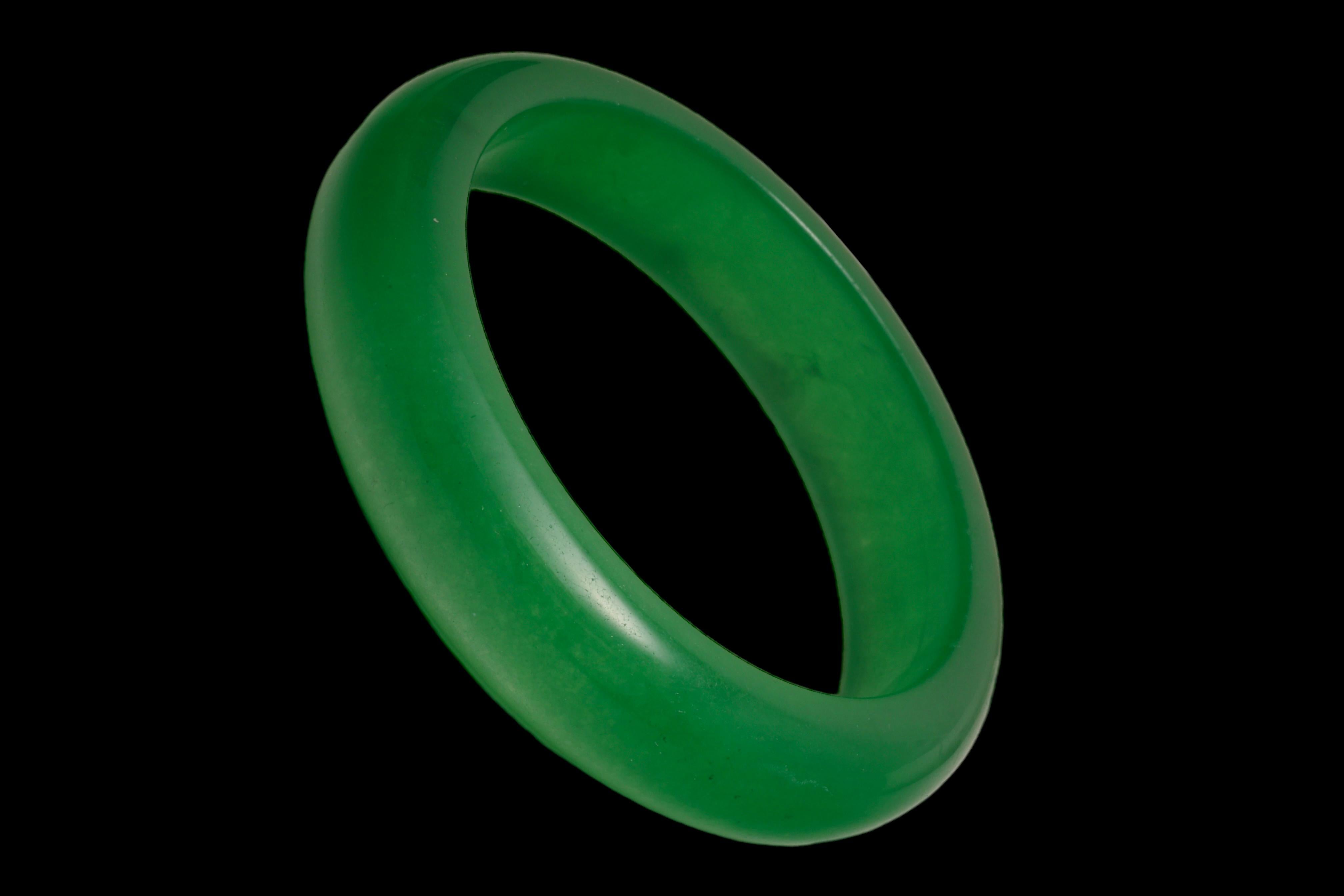 Bangle di giada di grado A, colore verde intenso in vendita 5