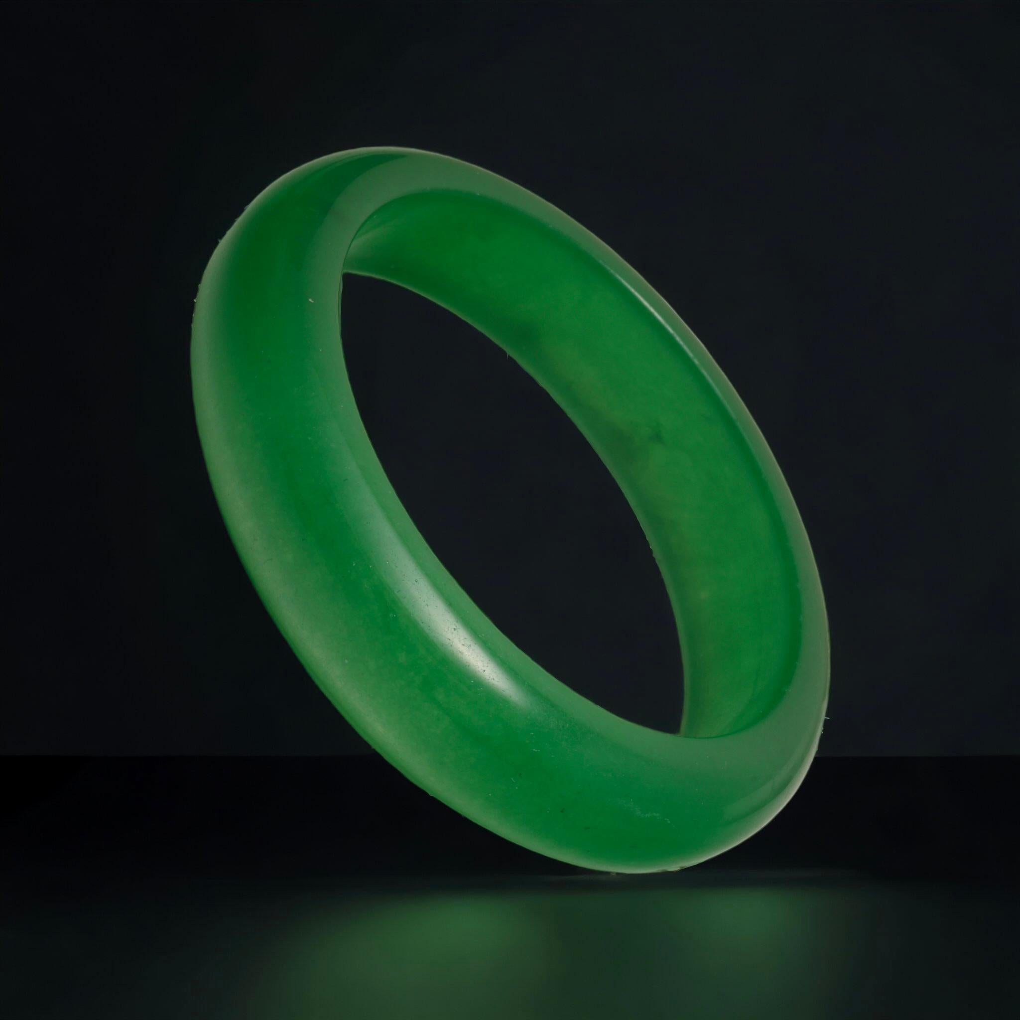 Bangle di giada di grado A, colore verde intenso in vendita 10