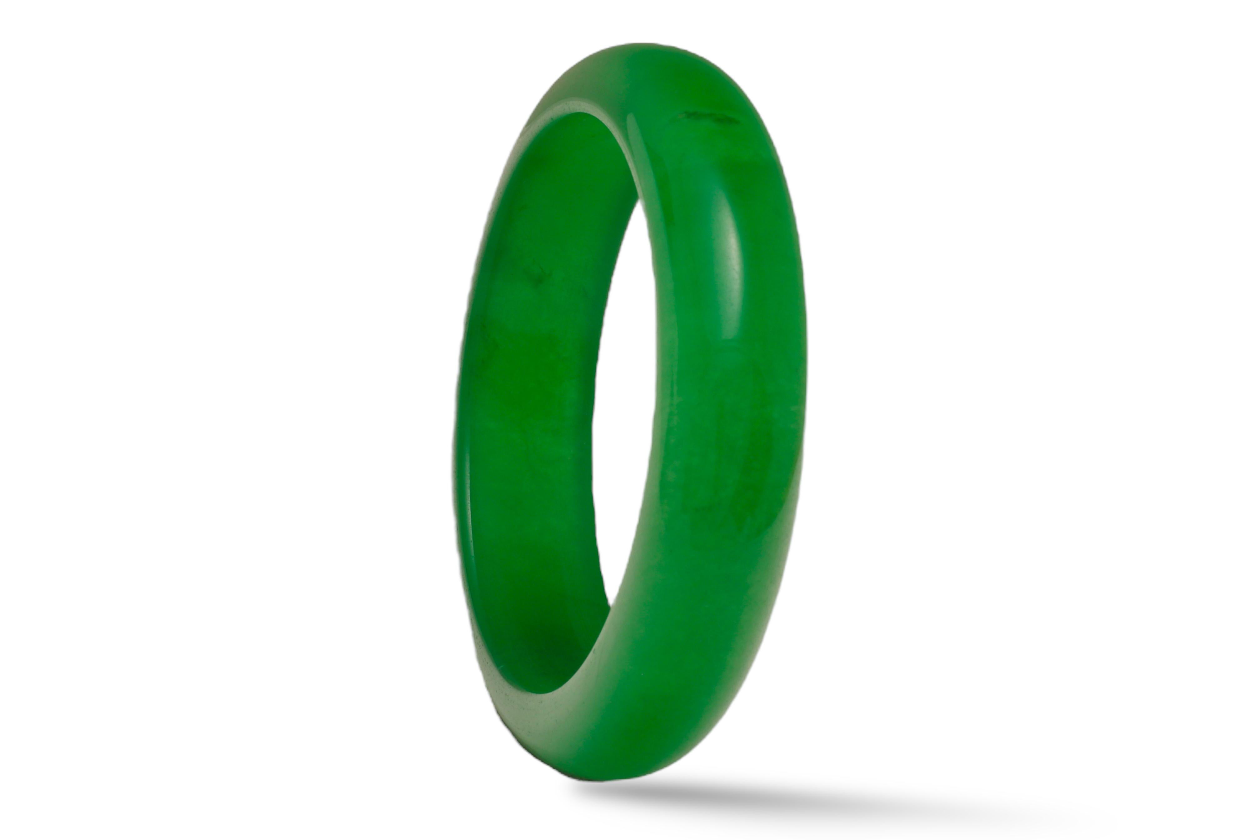 Bangle di giada di grado A di colore verde intenso

Misure: Si adatta al massimo a un polso di 18 cm

Peso totale: 57,8 grammi / 2,040 oz / 37,2 dwt