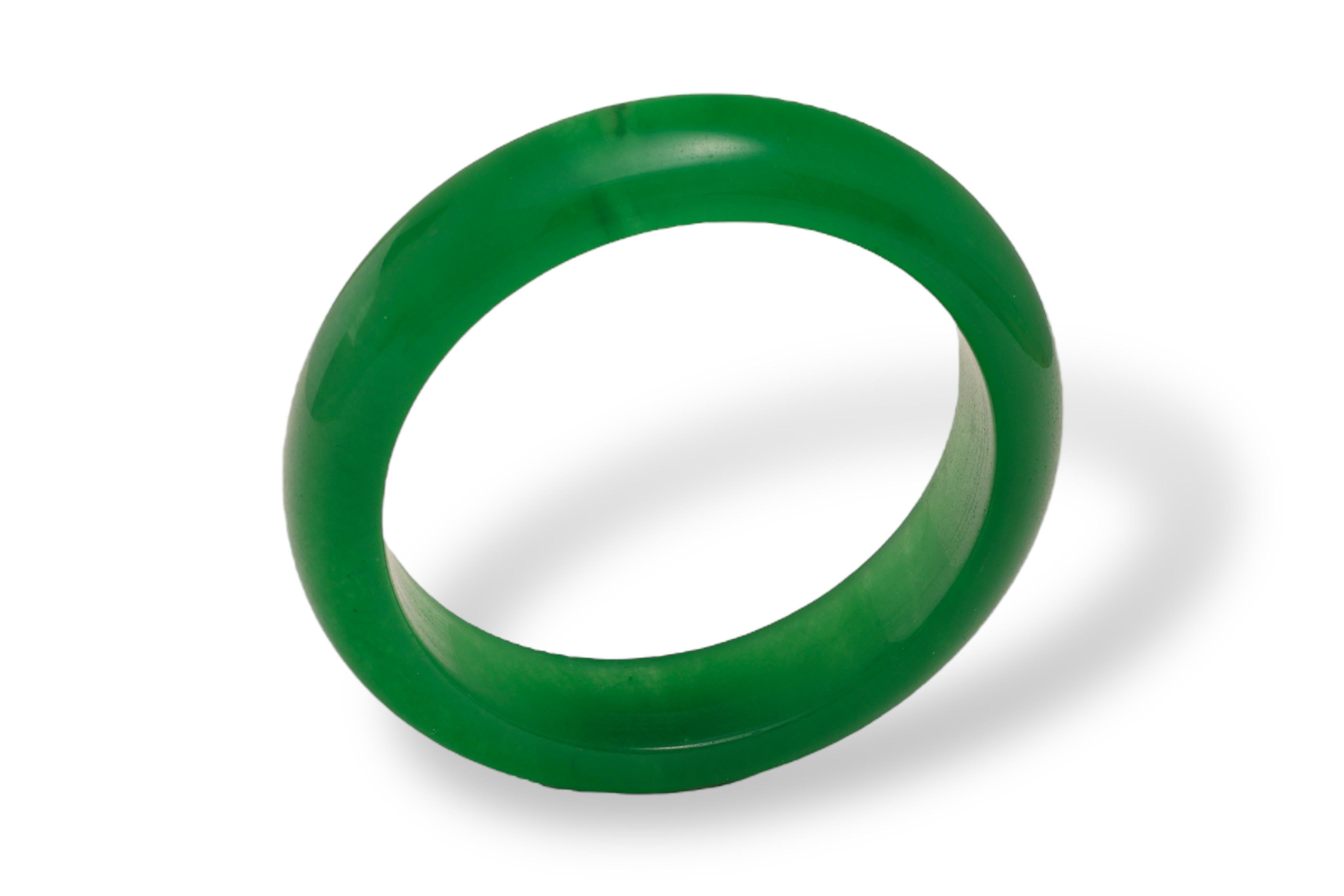 Artigiano Bangle di giada di grado A, colore verde intenso in vendita