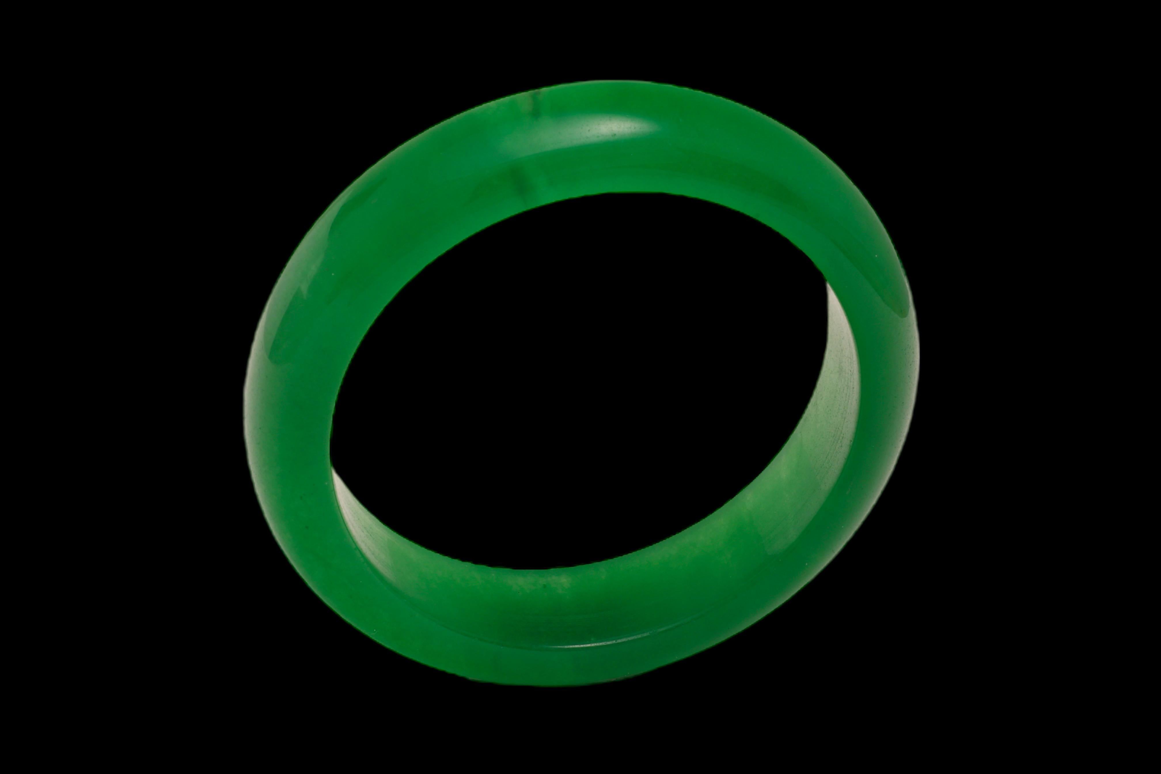 Taglio rotondo Bangle di giada di grado A, colore verde intenso in vendita