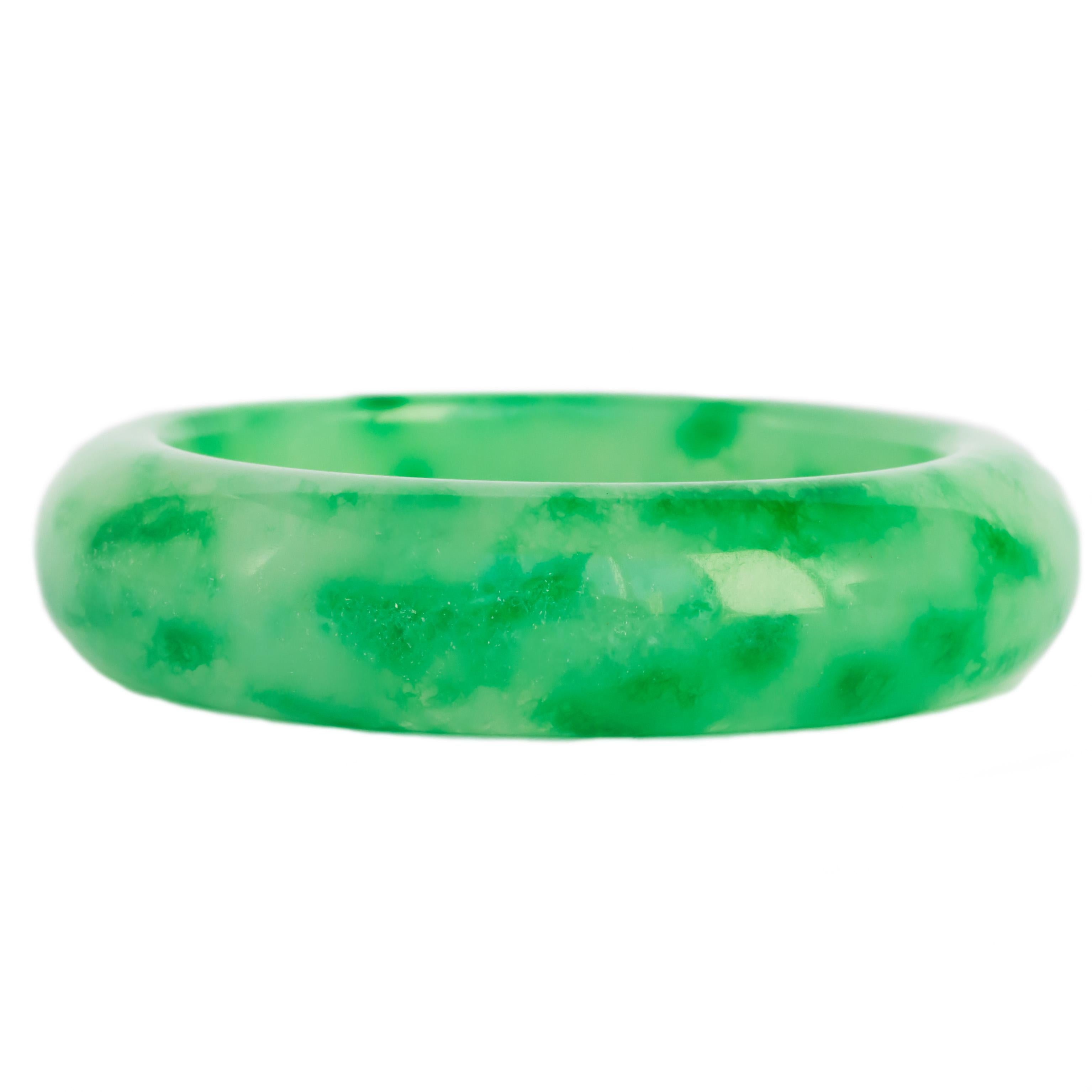 Size: 2.20 inches
Type: Jade (Dyed) 
Weight:  75.4 grams

Finger to Top of Stone Measurement: 1.00mm
Width: 7.11mm