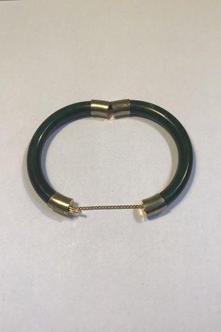Bracciale di giada.

Misura 5,9cm / 2.32