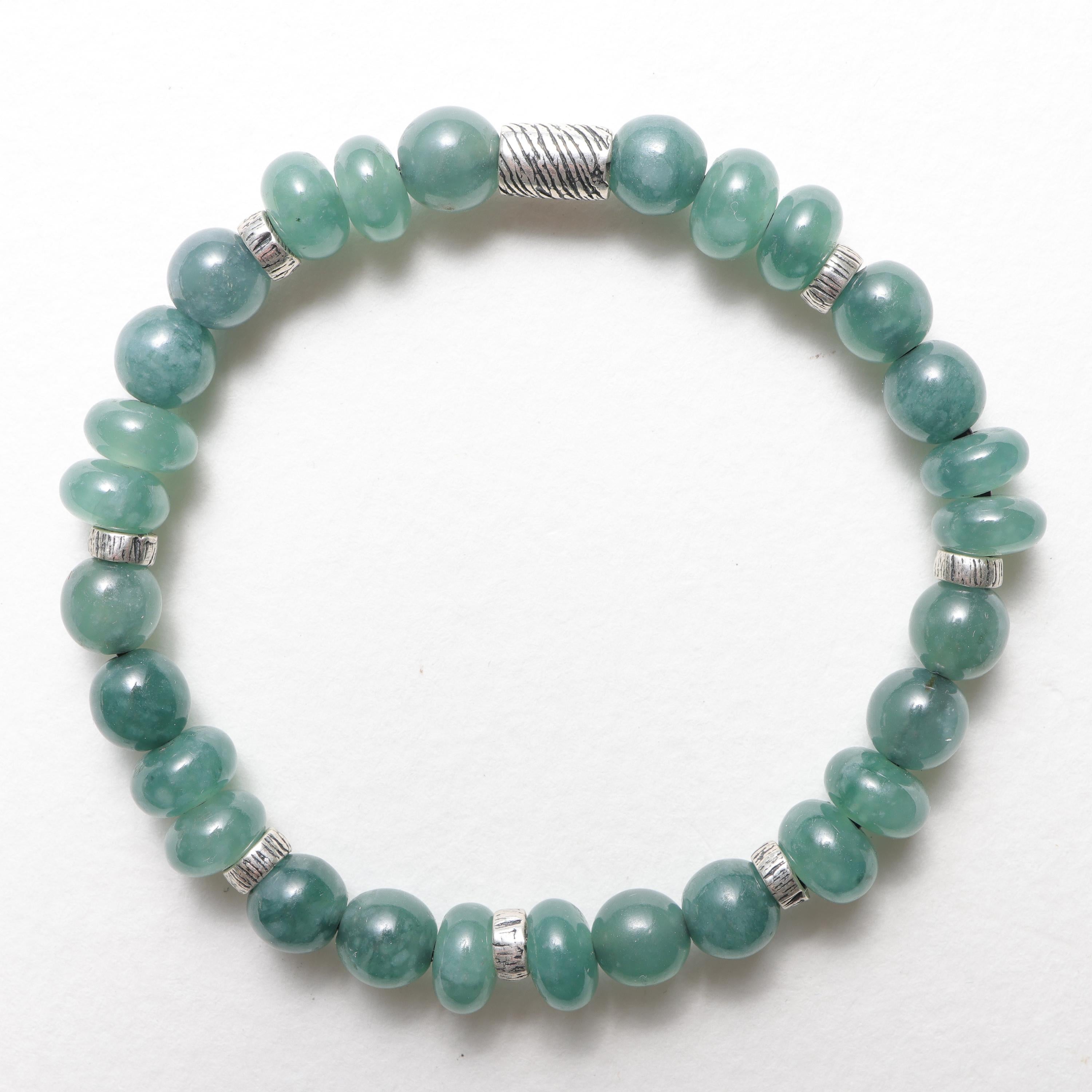 Questo braccialetto elastico con perline da 7 pollici si adatta a mani e polsi di piccole e medie dimensioni ed è composto da 28 perle di giada naturale e non trattata, intagliate e lucidate a mano, provenienti dal Guatemala. 

Le perline sono di