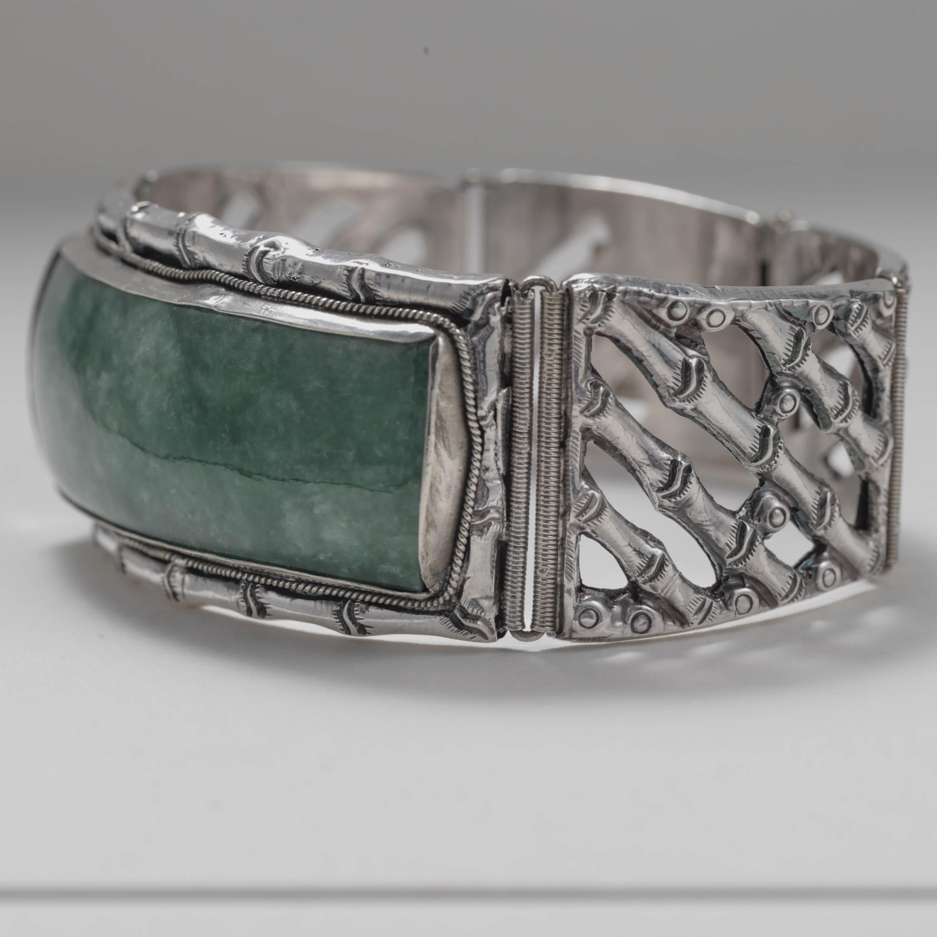 Taille cabochon Bracelet unisexe en jade birman non traité et certifié du milieu du siècle dernier, fabriqué à la main en vente