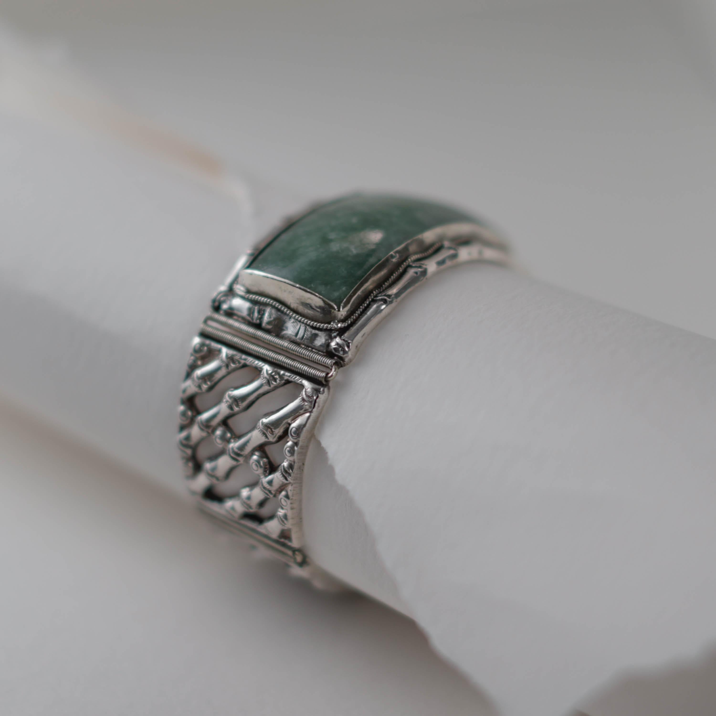 Bracelet unisexe en jade birman non traité et certifié du milieu du siècle dernier, fabriqué à la main en vente 3