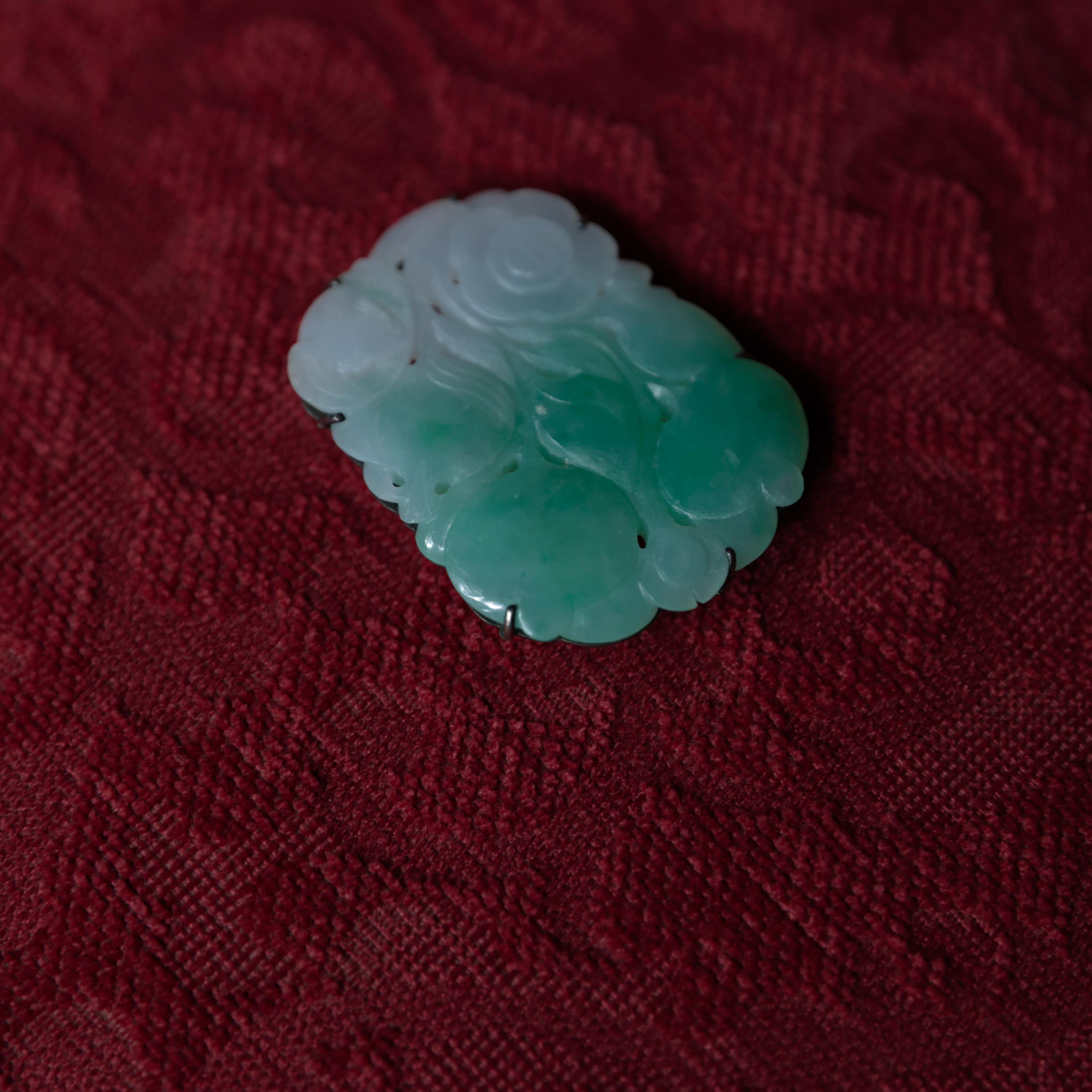 Jade Brooch Moss on Snow Art Deco, Silver, Untreated, Certified In Excellent Condition For Sale In Southbury, CT